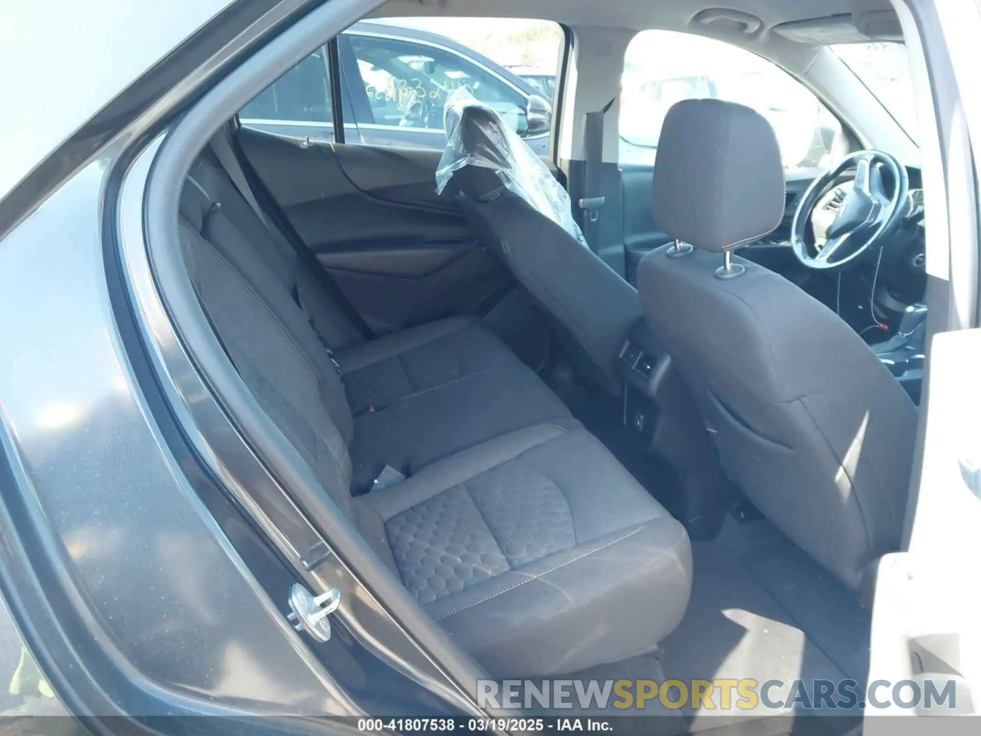 8 Photograph of a damaged car 2GNAXUEV2K6187285 CHEVROLET EQUINOX 2019