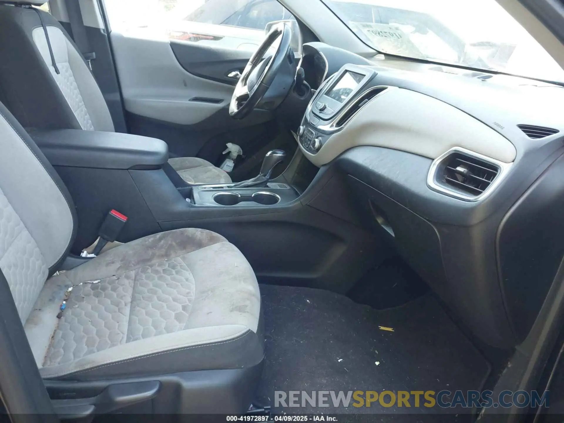 5 Photograph of a damaged car 2GNAXUEV2K6189571 CHEVROLET EQUINOX 2019