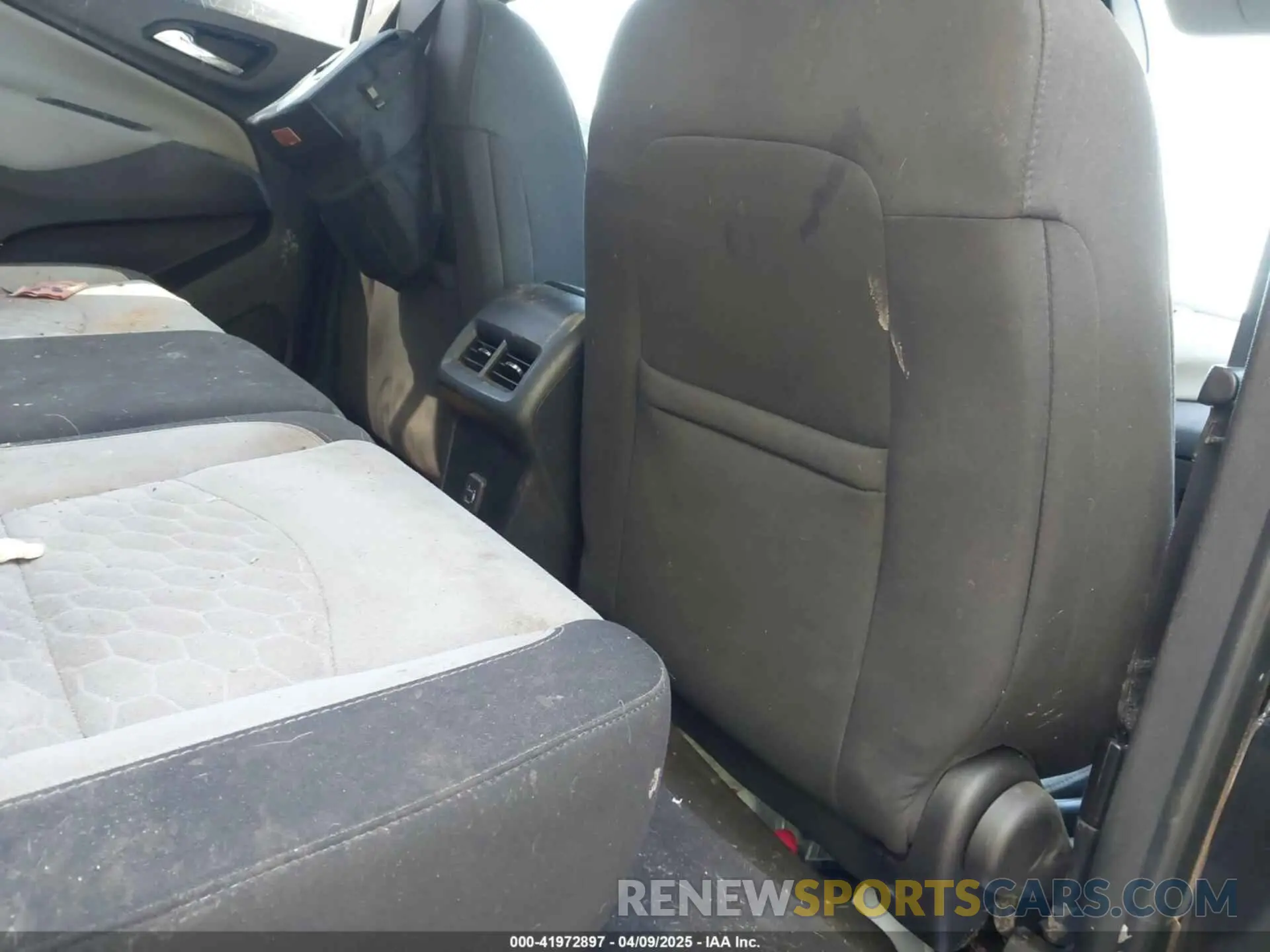 8 Photograph of a damaged car 2GNAXUEV2K6189571 CHEVROLET EQUINOX 2019