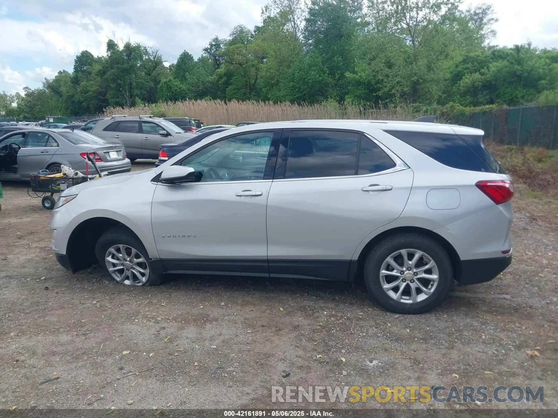 14 Photograph of a damaged car 2GNAXUEV2K6235836 CHEVROLET EQUINOX 2019