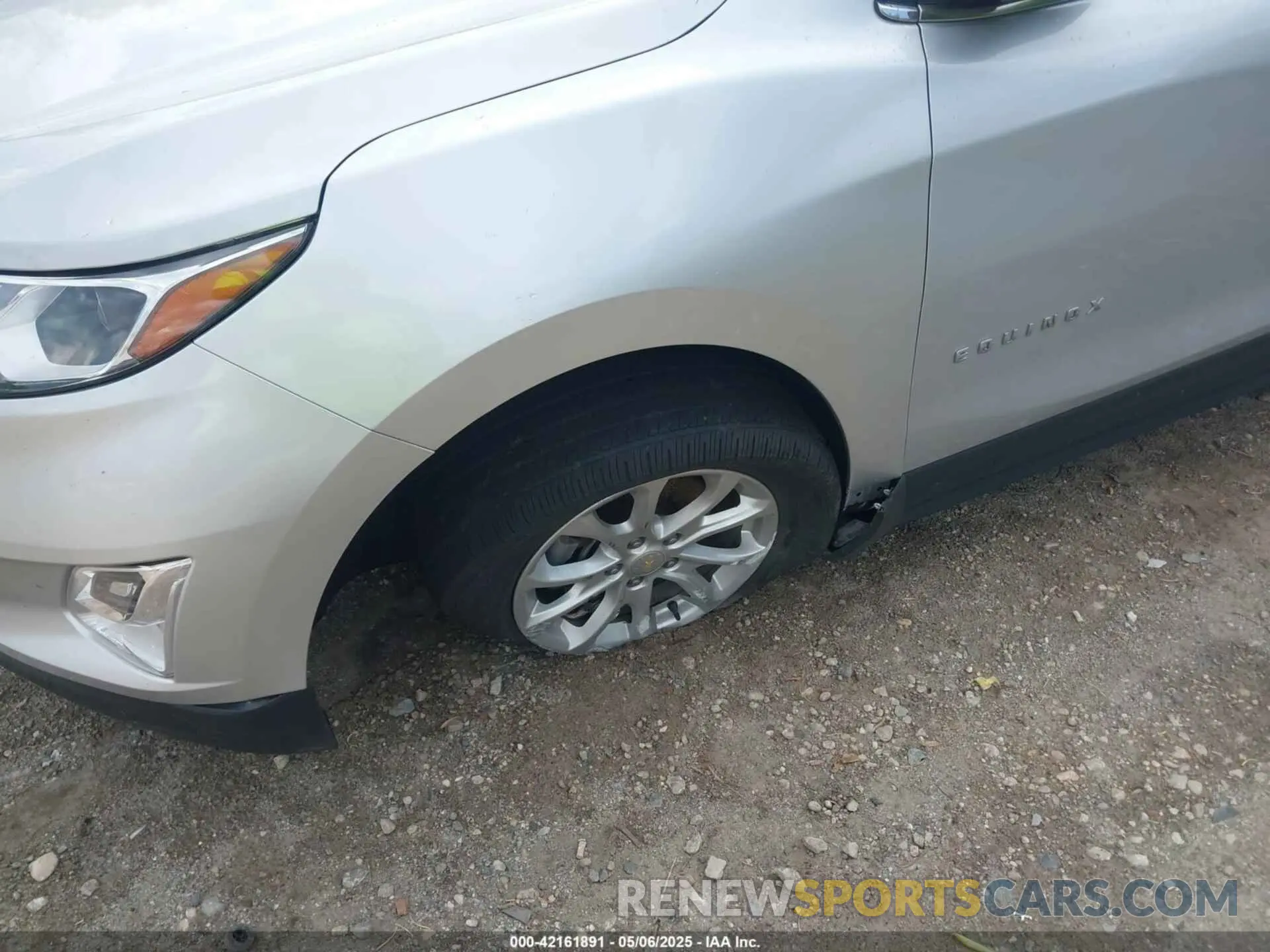 18 Photograph of a damaged car 2GNAXUEV2K6235836 CHEVROLET EQUINOX 2019