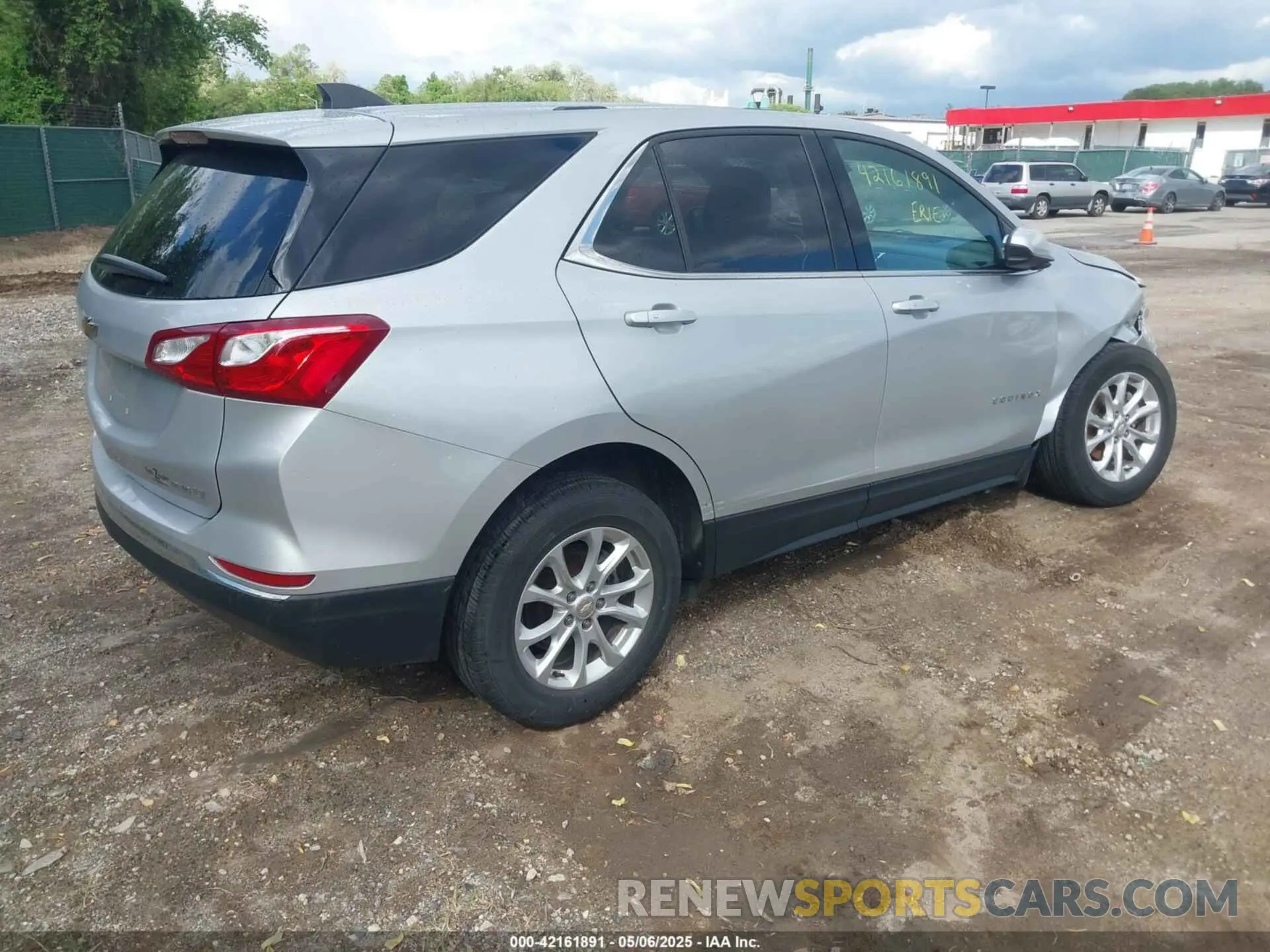 4 Photograph of a damaged car 2GNAXUEV2K6235836 CHEVROLET EQUINOX 2019