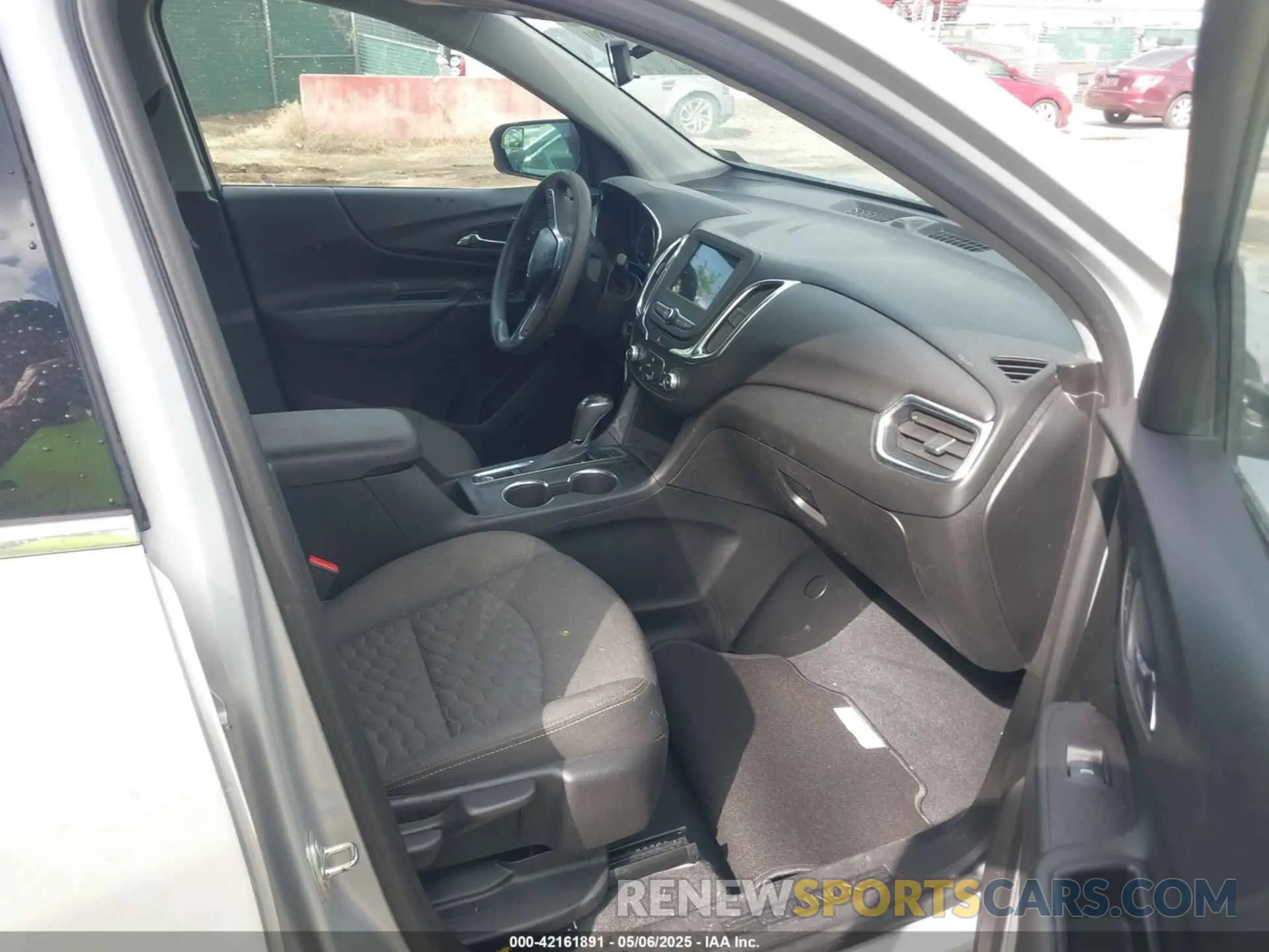 5 Photograph of a damaged car 2GNAXUEV2K6235836 CHEVROLET EQUINOX 2019