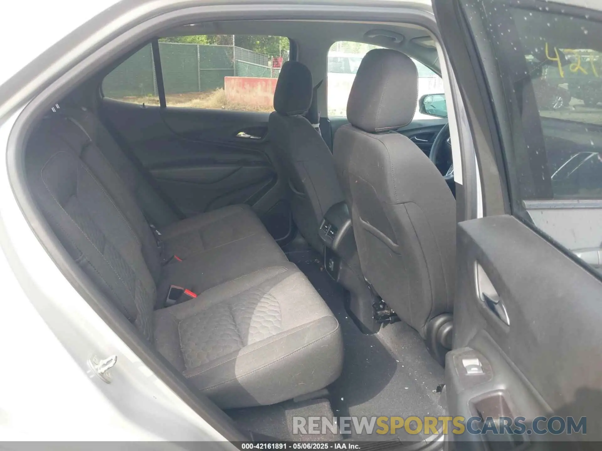 8 Photograph of a damaged car 2GNAXUEV2K6235836 CHEVROLET EQUINOX 2019