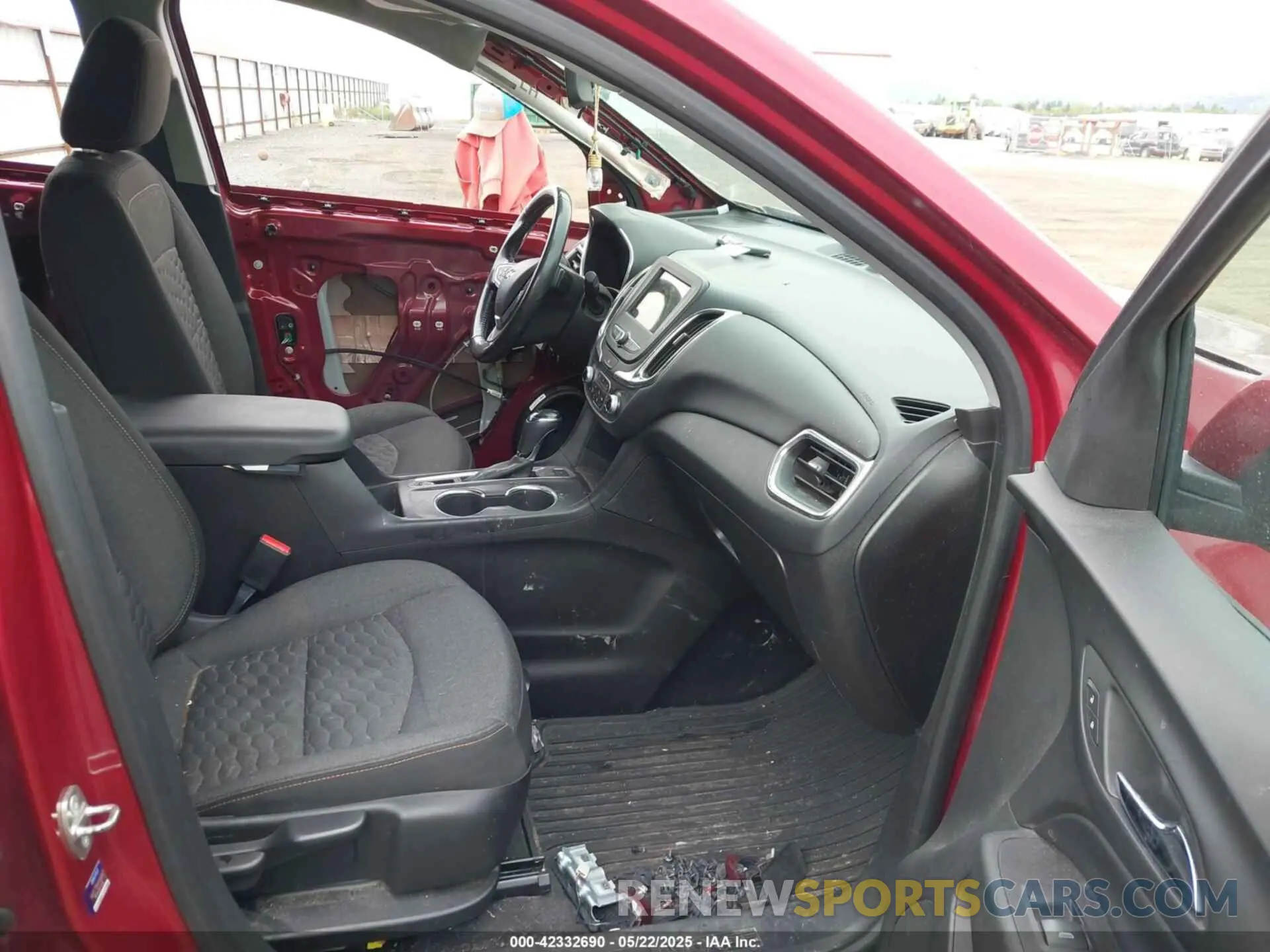 5 Photograph of a damaged car 2GNAXUEV3K6225994 CHEVROLET EQUINOX 2019