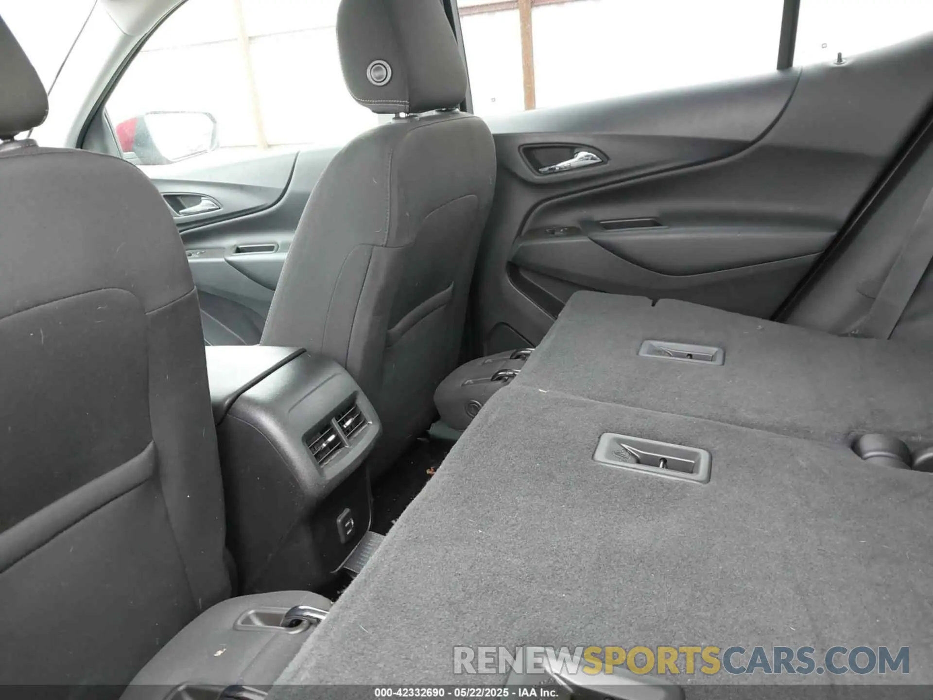 8 Photograph of a damaged car 2GNAXUEV3K6225994 CHEVROLET EQUINOX 2019