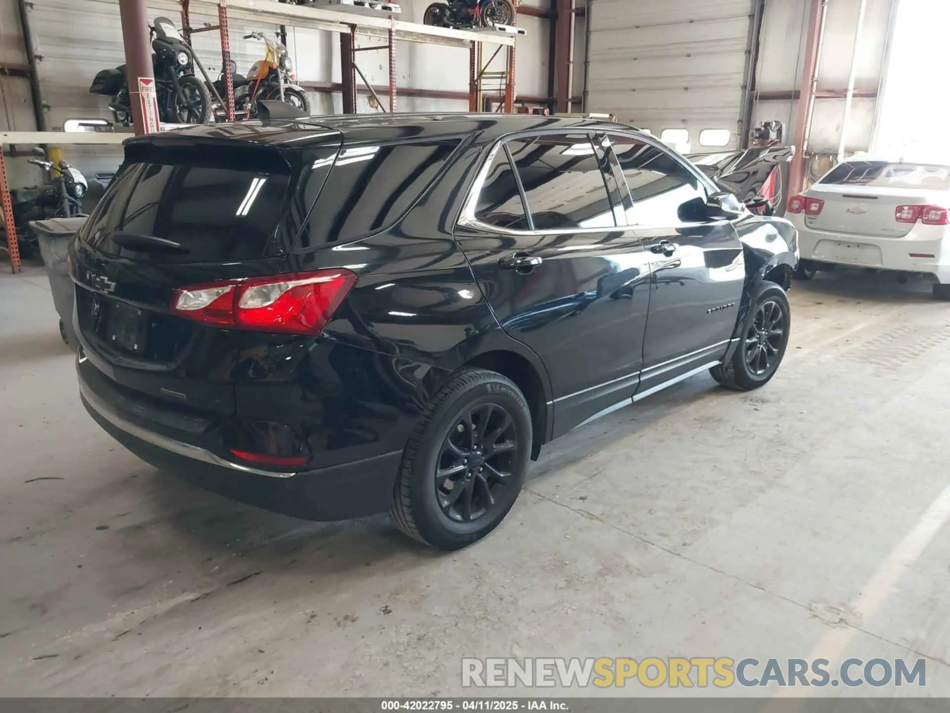 4 Photograph of a damaged car 2GNAXUEV3K6228796 CHEVROLET EQUINOX 2019