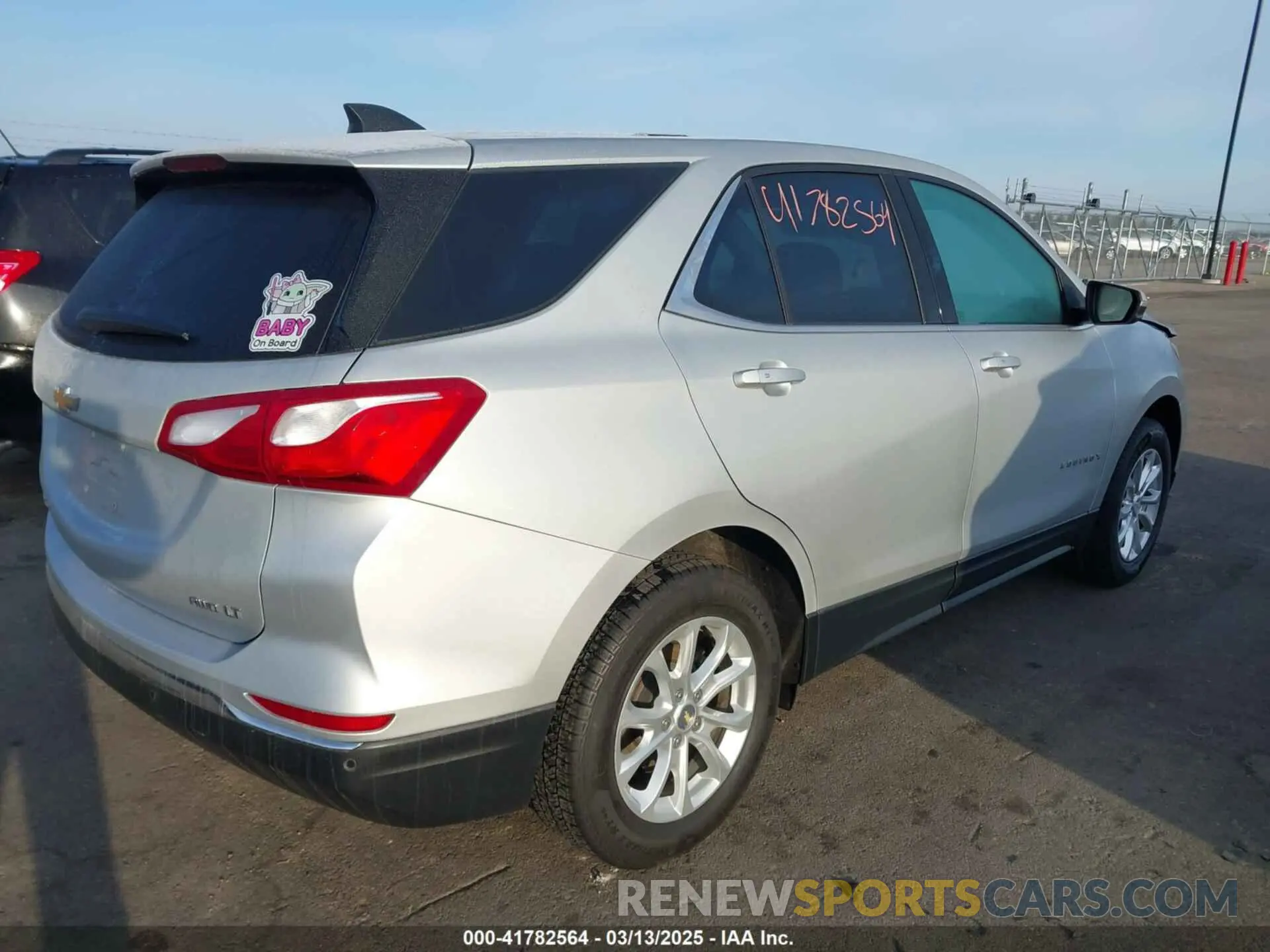 4 Photograph of a damaged car 2GNAXUEV3K6262575 CHEVROLET EQUINOX 2019