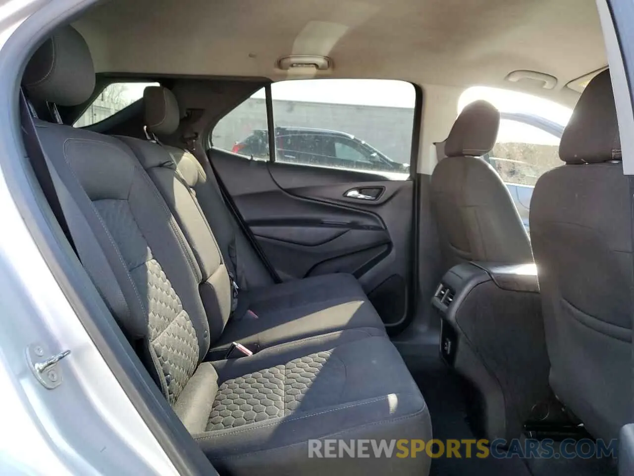 11 Photograph of a damaged car 2GNAXUEV3K6286987 CHEVROLET EQUINOX 2019