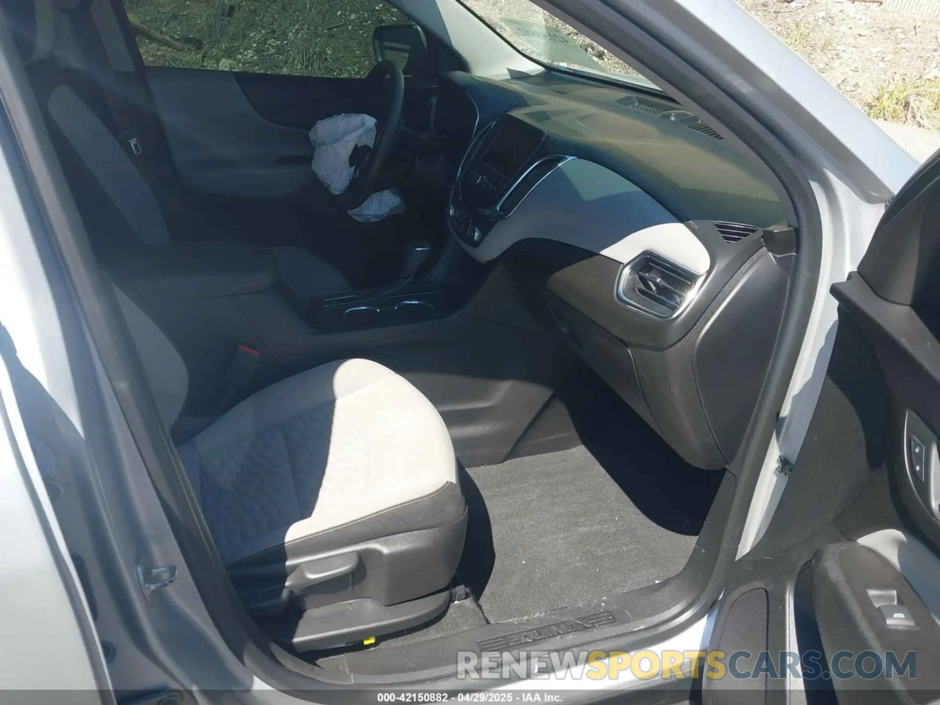 5 Photograph of a damaged car 2GNAXUEV4K6176675 CHEVROLET EQUINOX 2019