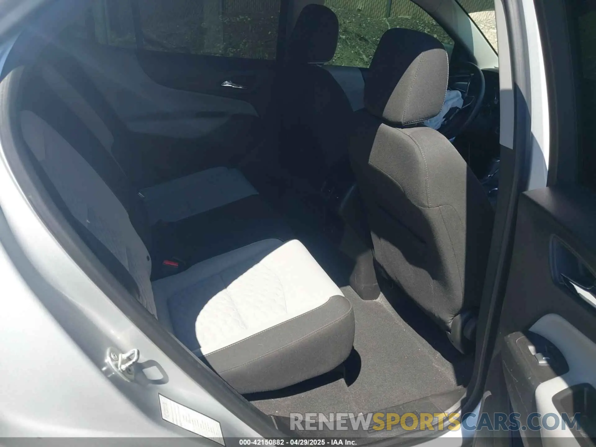 8 Photograph of a damaged car 2GNAXUEV4K6176675 CHEVROLET EQUINOX 2019