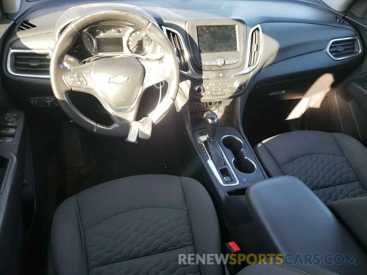 8 Photograph of a damaged car 2GNAXUEV5K6169377 CHEVROLET EQUINOX 2019
