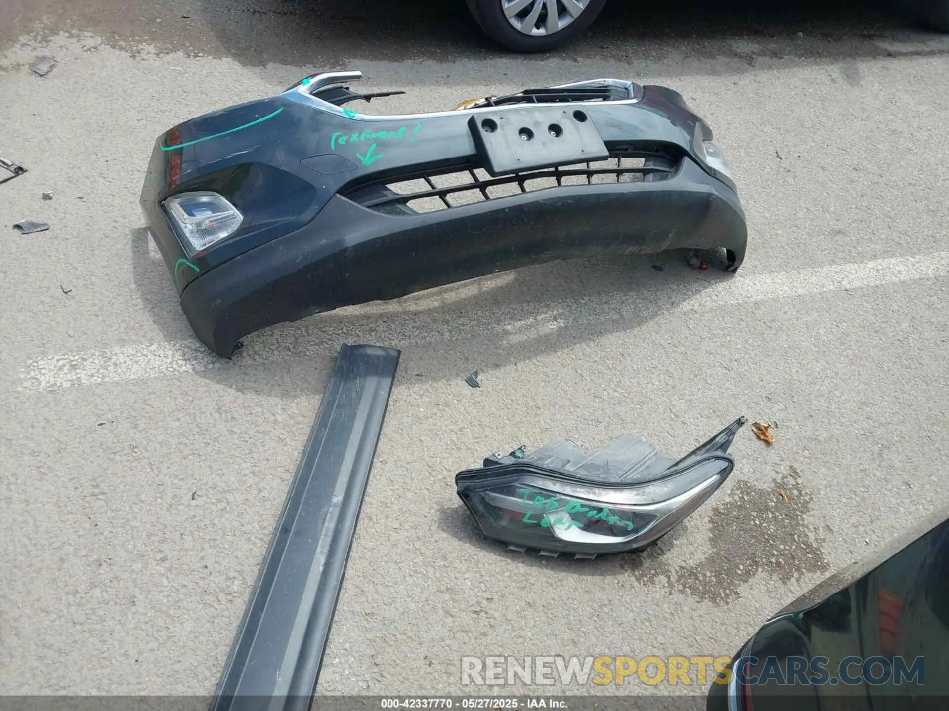 12 Photograph of a damaged car 2GNAXUEV5K6254431 CHEVROLET EQUINOX 2019
