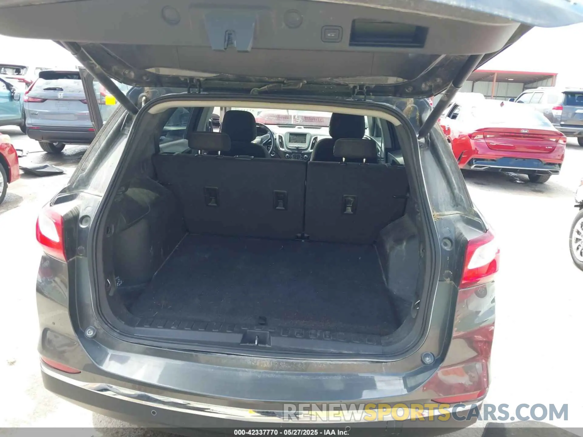 18 Photograph of a damaged car 2GNAXUEV5K6254431 CHEVROLET EQUINOX 2019