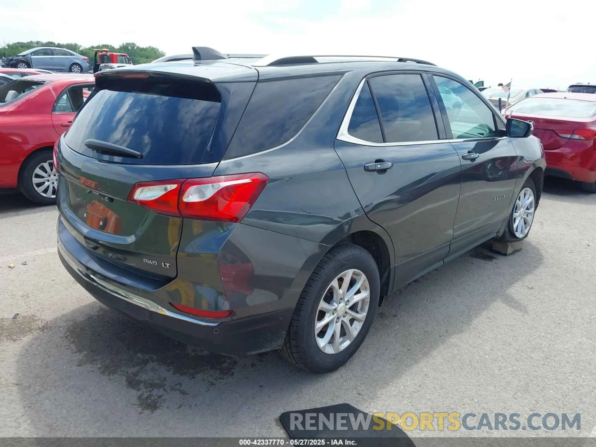 4 Photograph of a damaged car 2GNAXUEV5K6254431 CHEVROLET EQUINOX 2019