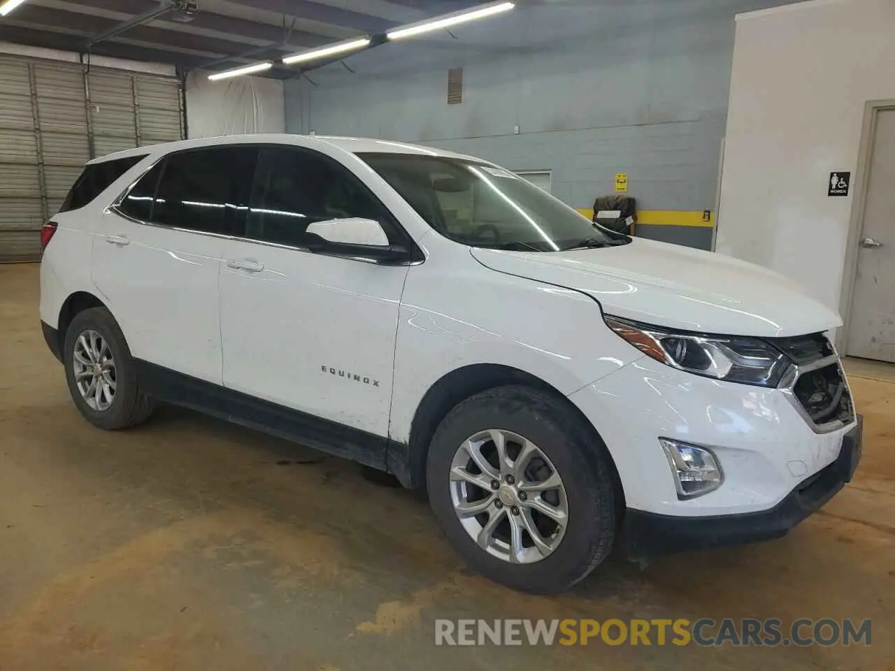 4 Photograph of a damaged car 2GNAXUEV6K6114663 CHEVROLET EQUINOX 2019