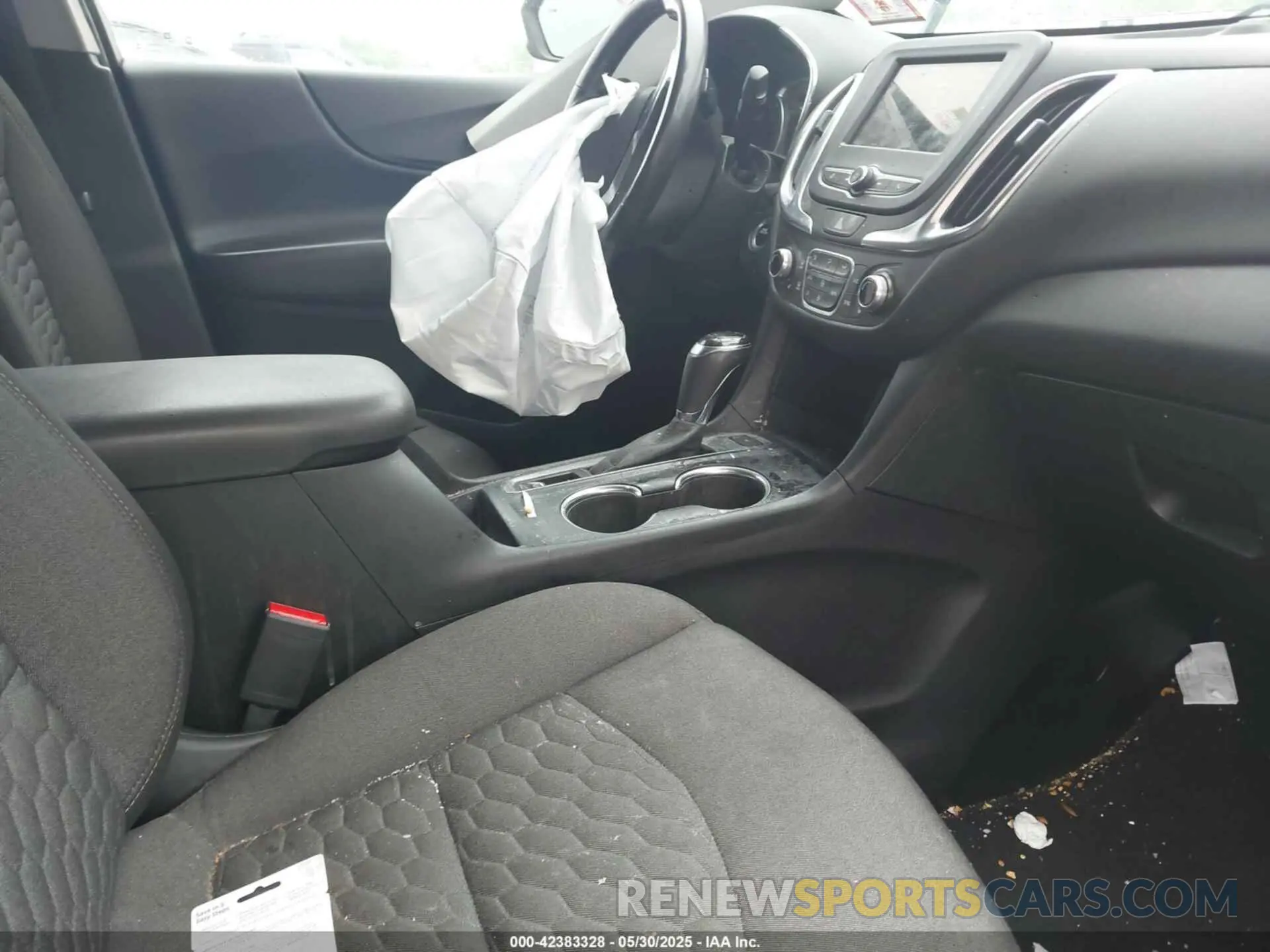 5 Photograph of a damaged car 2GNAXUEV6K6136369 CHEVROLET EQUINOX 2019