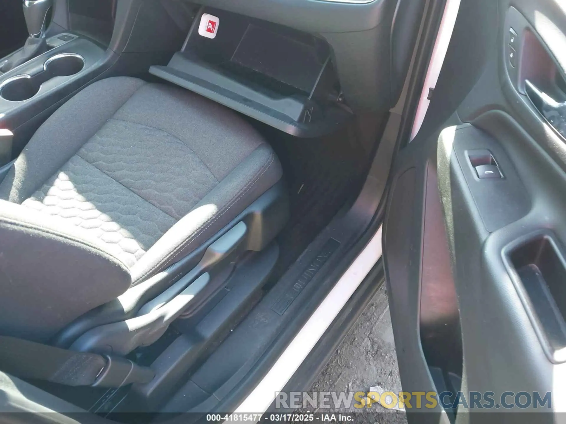 5 Photograph of a damaged car 2GNAXUEV6K6183367 CHEVROLET EQUINOX 2019