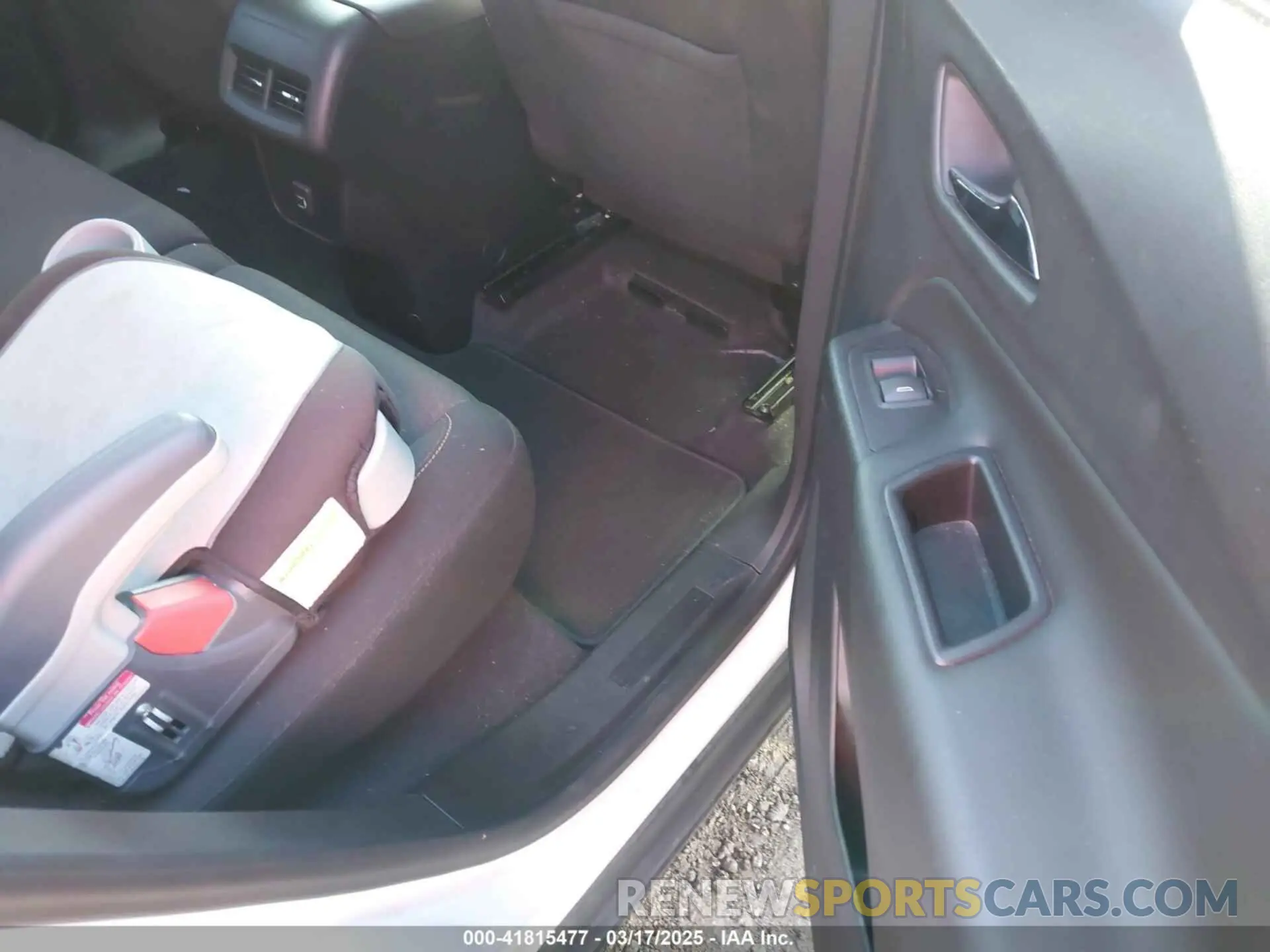 8 Photograph of a damaged car 2GNAXUEV6K6183367 CHEVROLET EQUINOX 2019