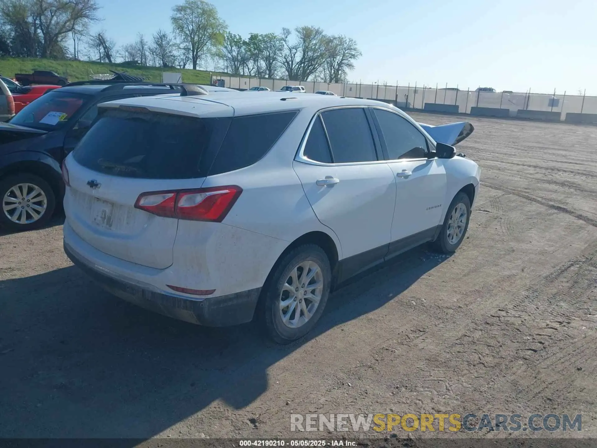 4 Photograph of a damaged car 2GNAXUEV6K6184213 CHEVROLET EQUINOX 2019