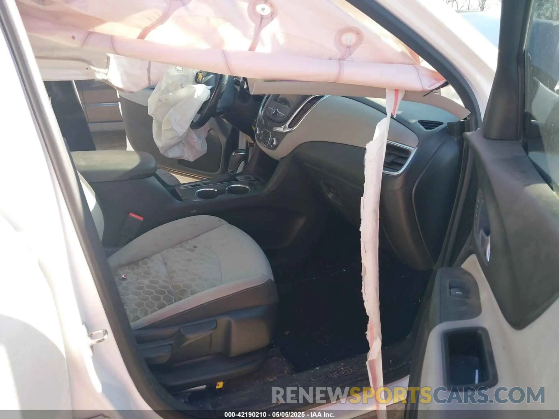 5 Photograph of a damaged car 2GNAXUEV6K6184213 CHEVROLET EQUINOX 2019