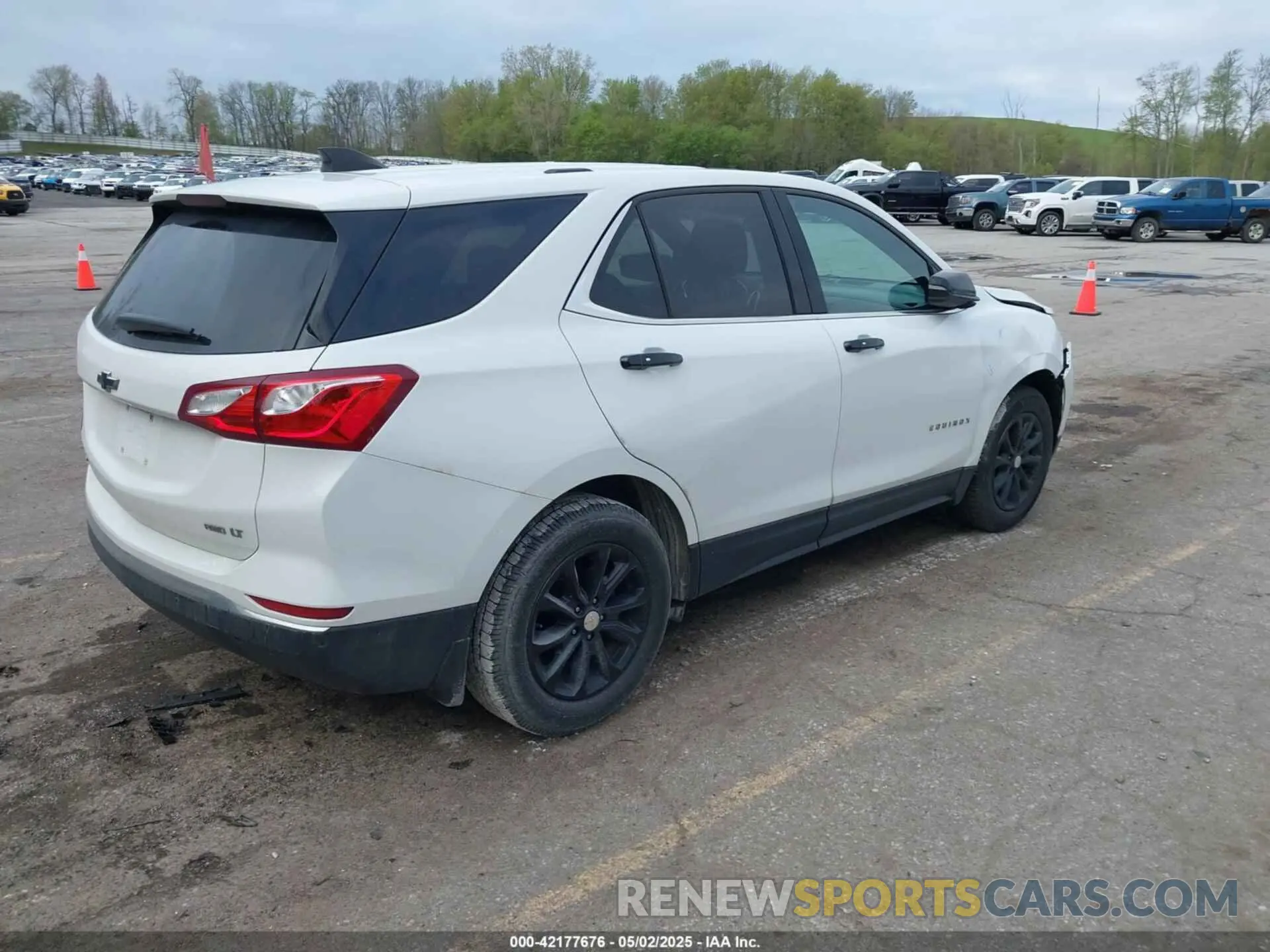 4 Photograph of a damaged car 2GNAXUEV7K6118561 CHEVROLET EQUINOX 2019