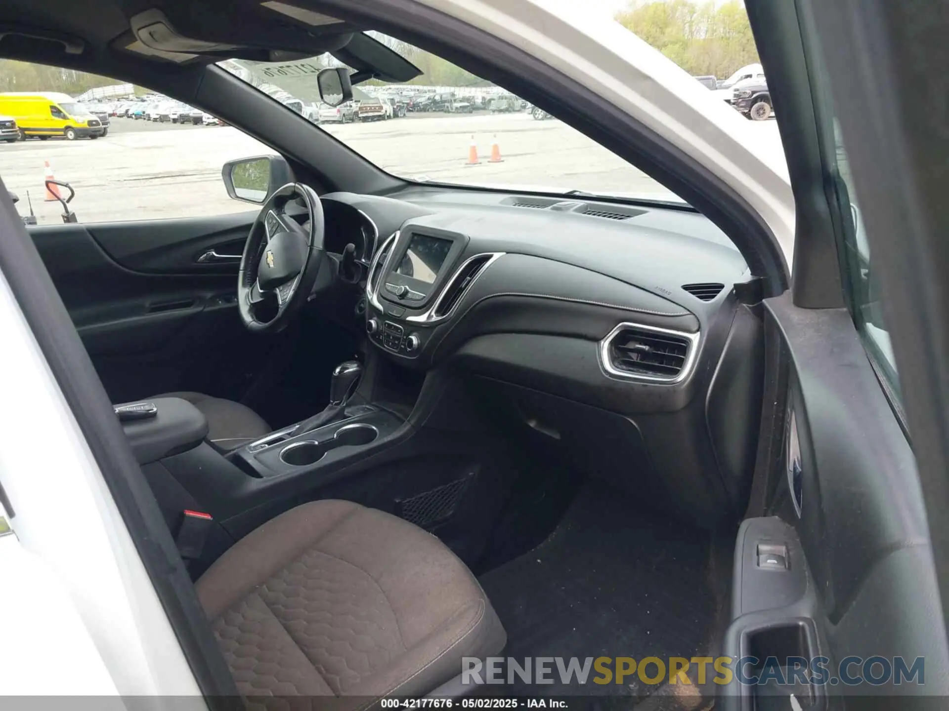 5 Photograph of a damaged car 2GNAXUEV7K6118561 CHEVROLET EQUINOX 2019