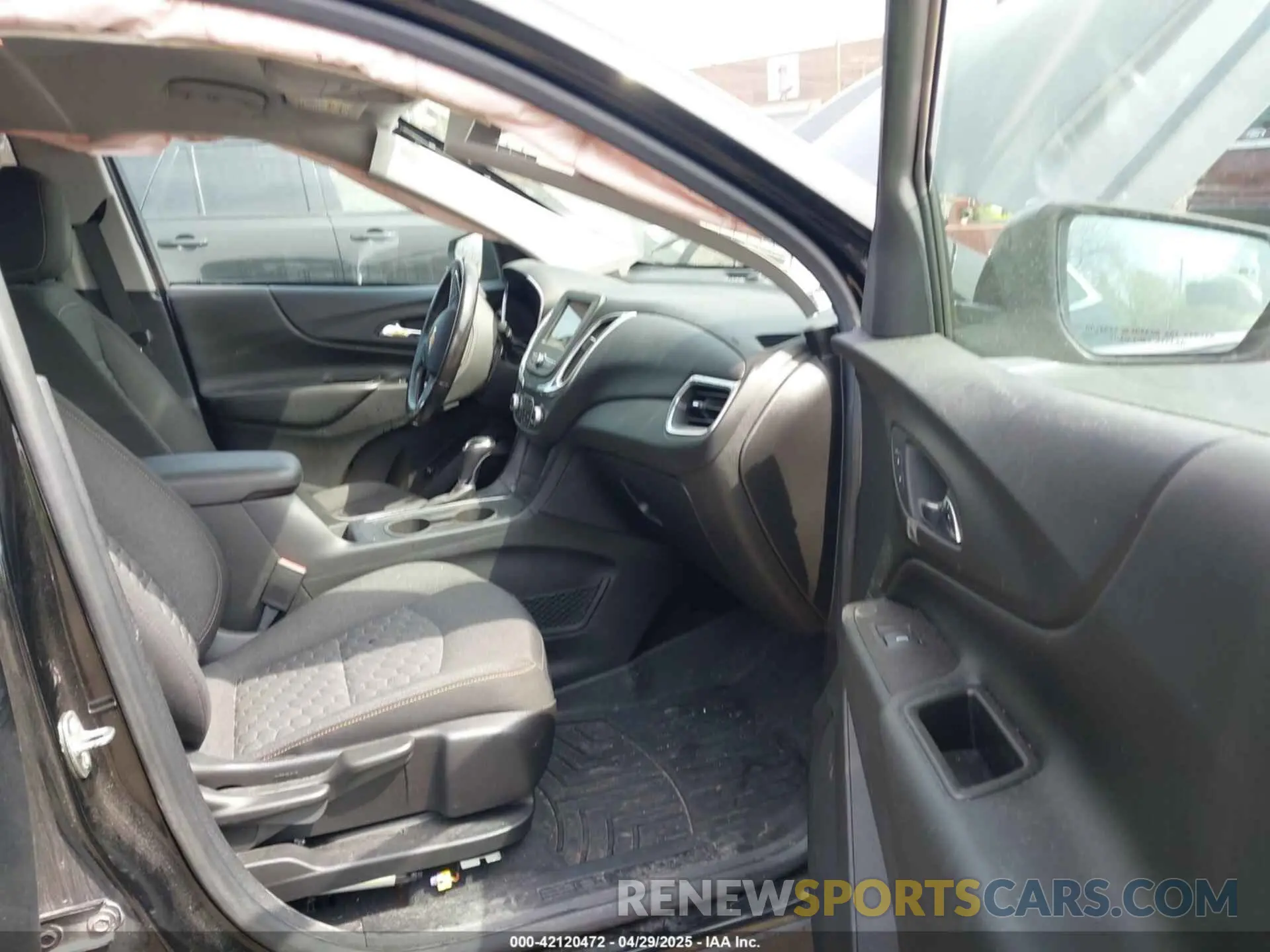 5 Photograph of a damaged car 2GNAXUEV8K6120044 CHEVROLET EQUINOX 2019