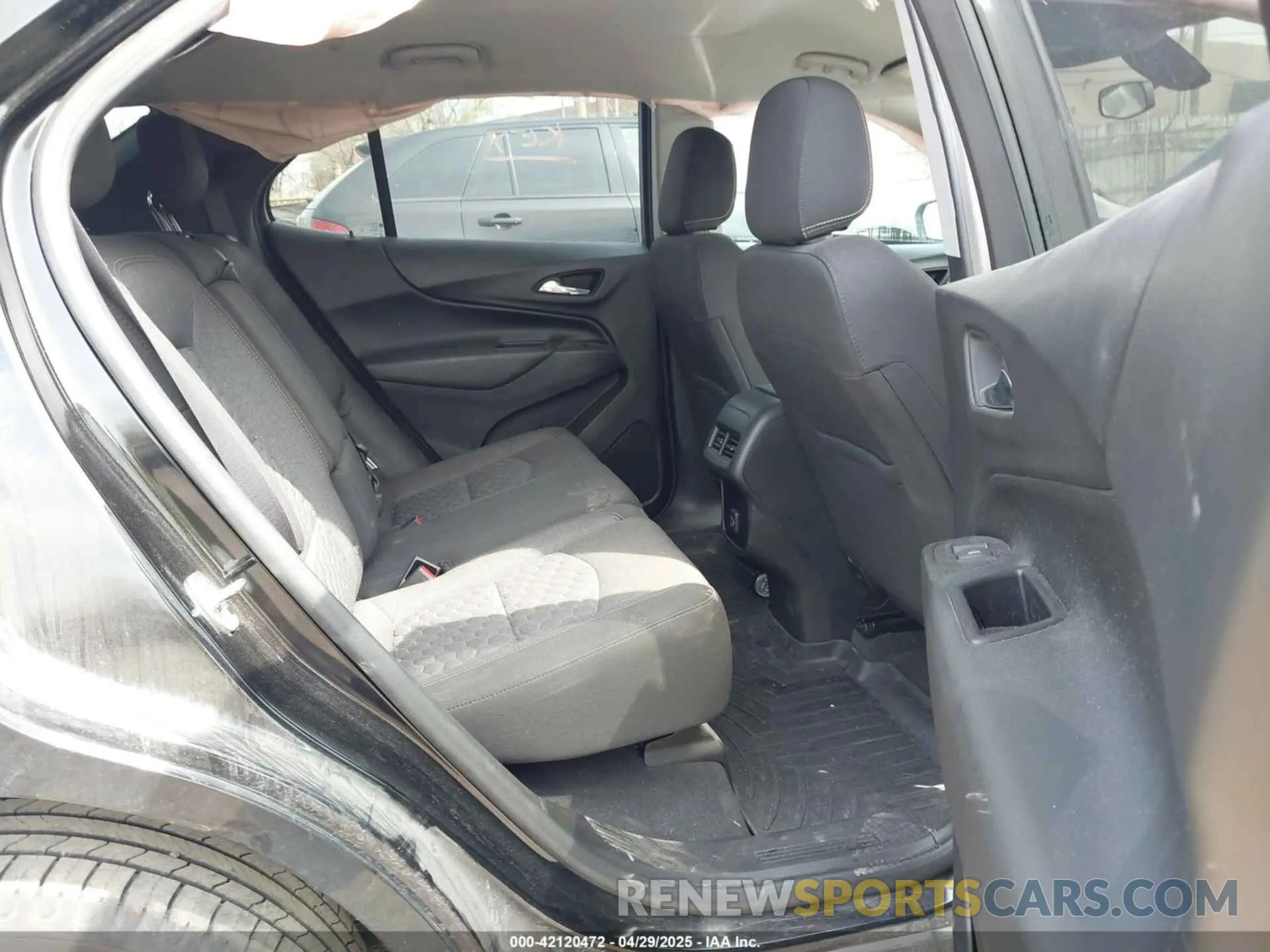 8 Photograph of a damaged car 2GNAXUEV8K6120044 CHEVROLET EQUINOX 2019