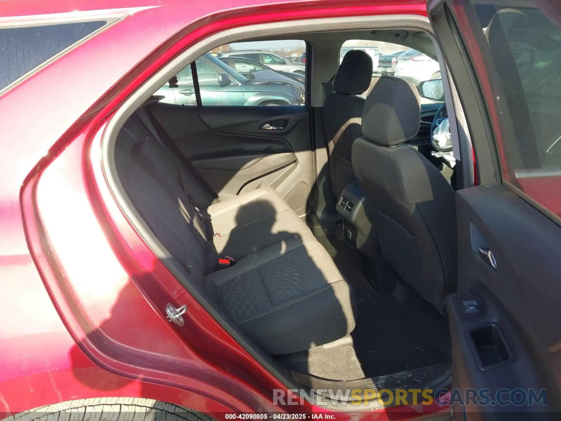 8 Photograph of a damaged car 2GNAXUEV8K6125969 CHEVROLET EQUINOX 2019