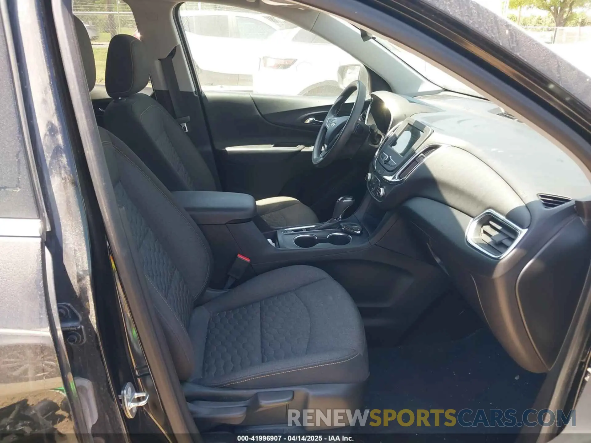 5 Photograph of a damaged car 2GNAXUEV8K6267156 CHEVROLET EQUINOX 2019