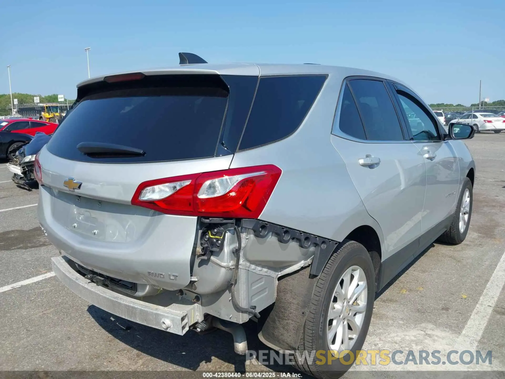 18 Photograph of a damaged car 2GNAXUEV8K6271028 CHEVROLET EQUINOX 2019