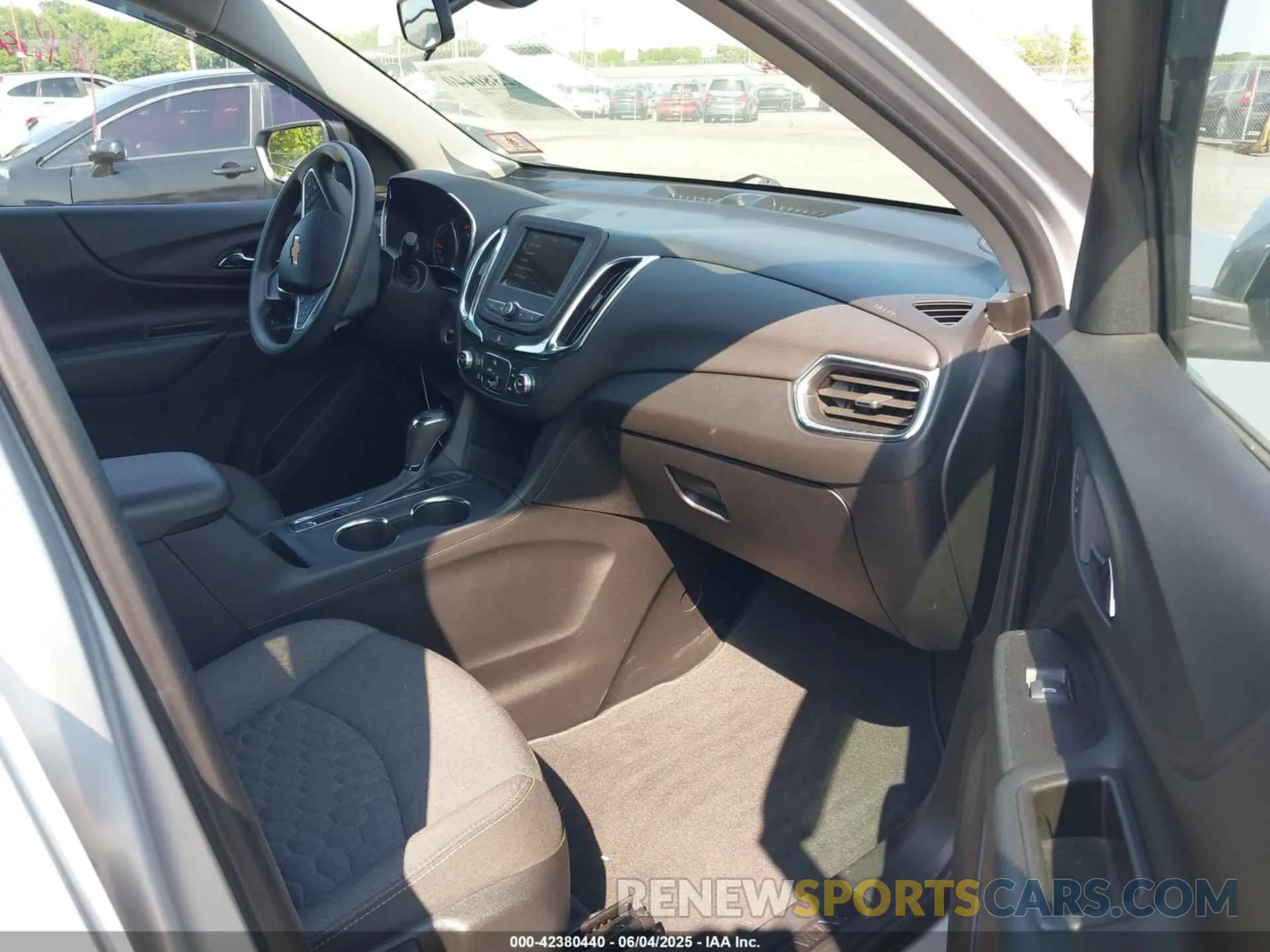 5 Photograph of a damaged car 2GNAXUEV8K6271028 CHEVROLET EQUINOX 2019