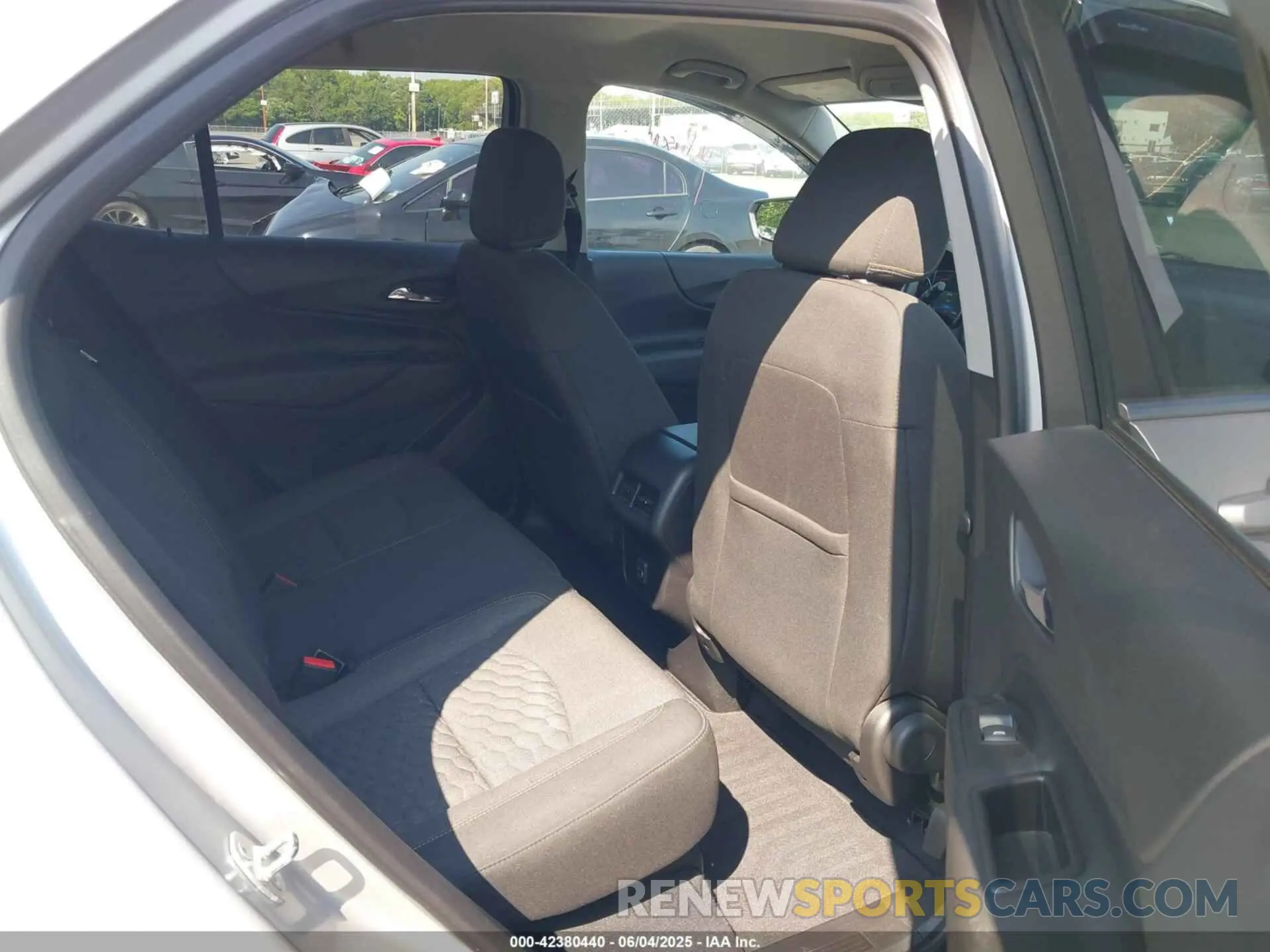 8 Photograph of a damaged car 2GNAXUEV8K6271028 CHEVROLET EQUINOX 2019