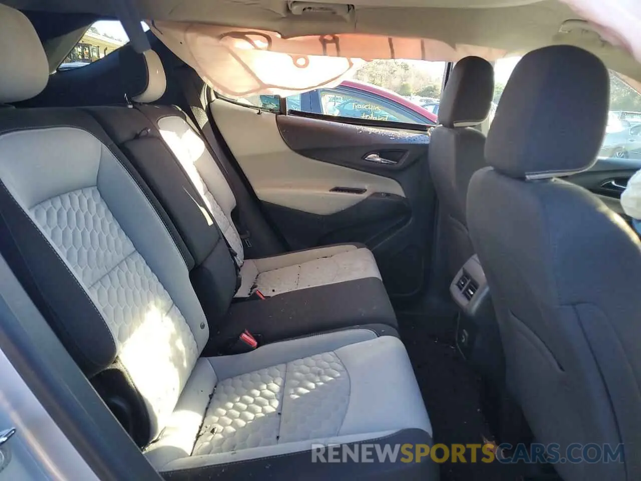 11 Photograph of a damaged car 2GNAXUEV8K6271563 CHEVROLET EQUINOX 2019