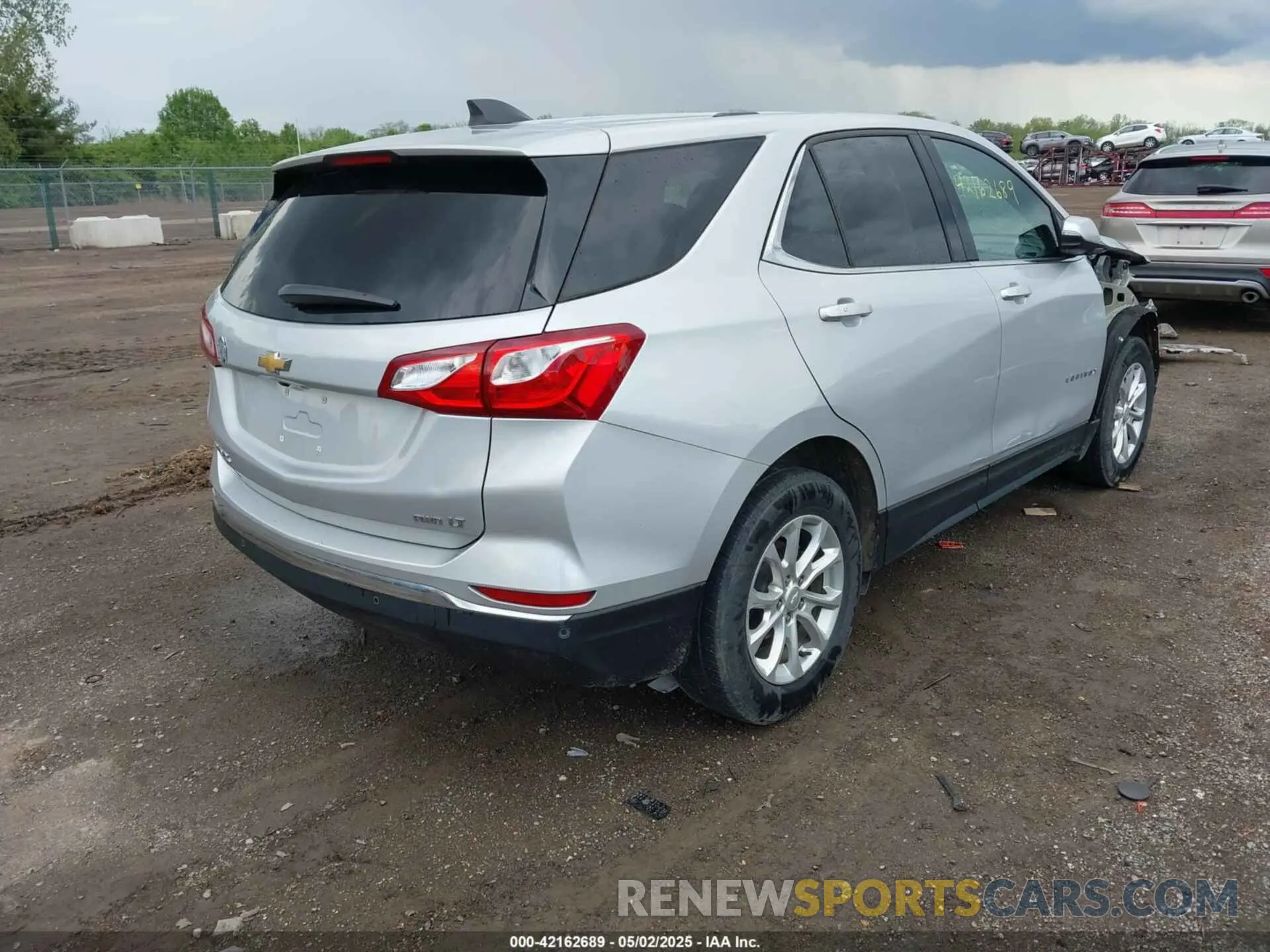 4 Photograph of a damaged car 2GNAXUEV8K6293904 CHEVROLET EQUINOX 2019