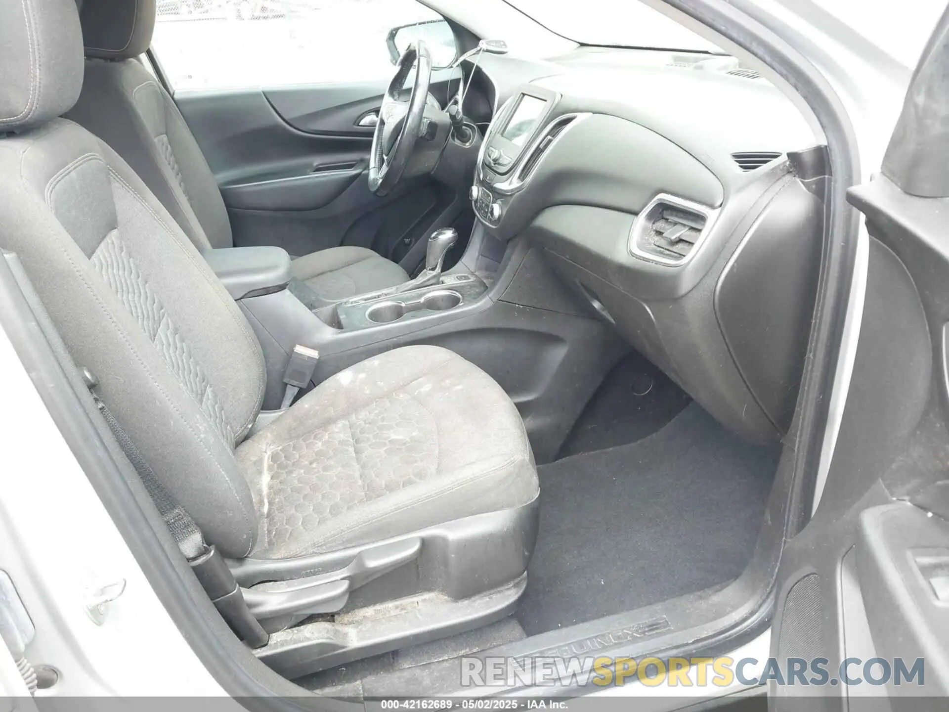 5 Photograph of a damaged car 2GNAXUEV8K6293904 CHEVROLET EQUINOX 2019