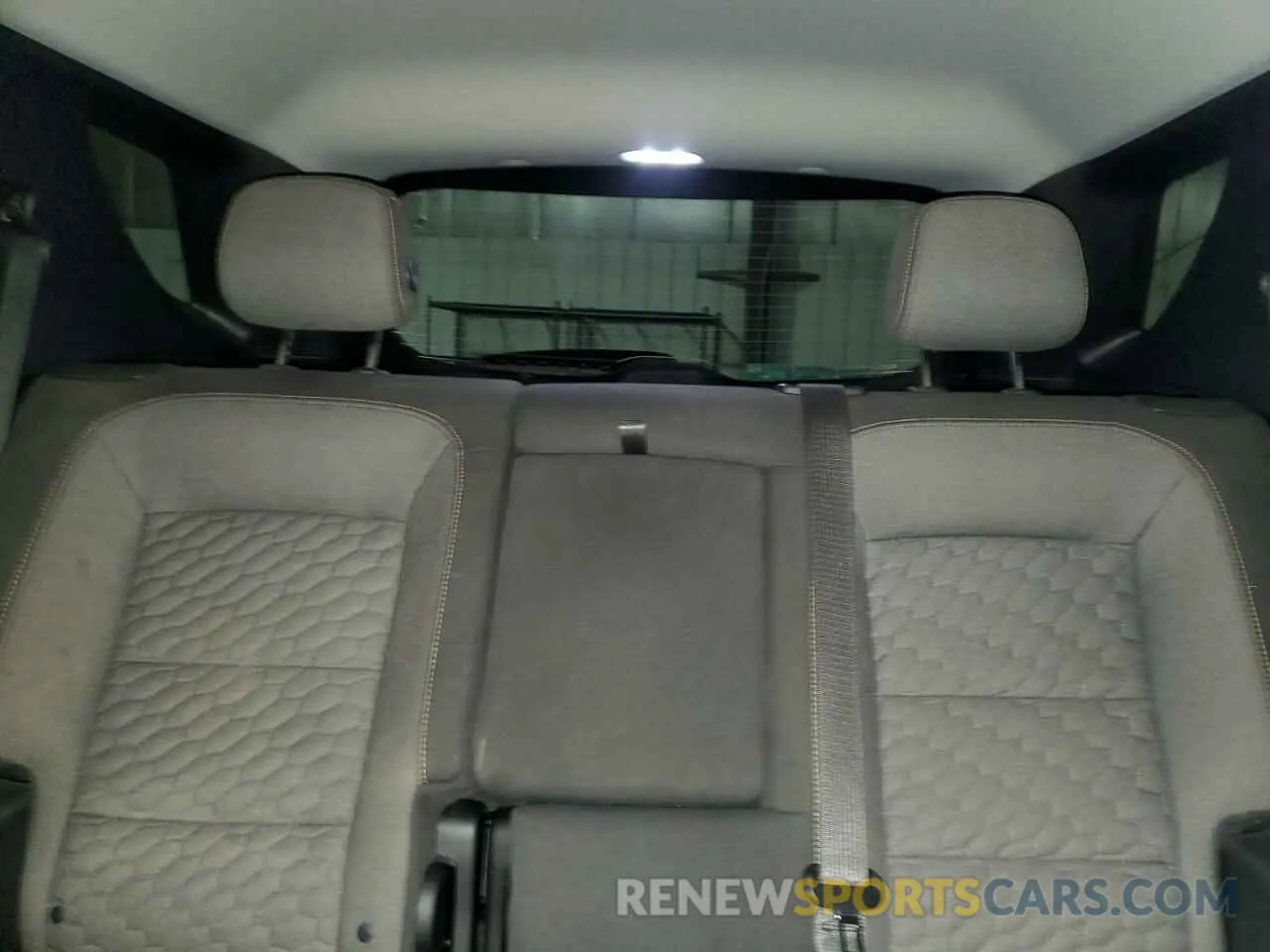 10 Photograph of a damaged car 2GNAXUEV9K6137368 CHEVROLET EQUINOX 2019