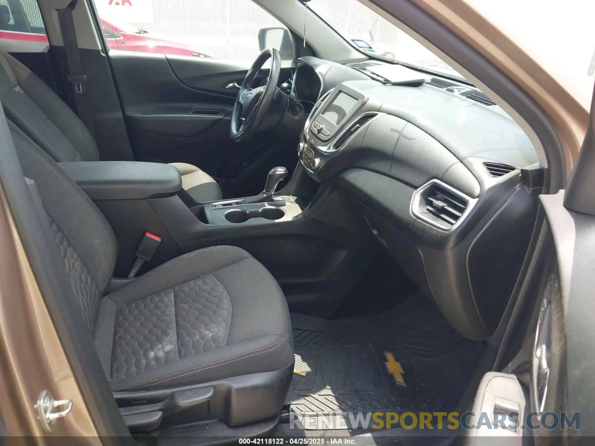 5 Photograph of a damaged car 2GNAXUEV9K6169267 CHEVROLET EQUINOX 2019