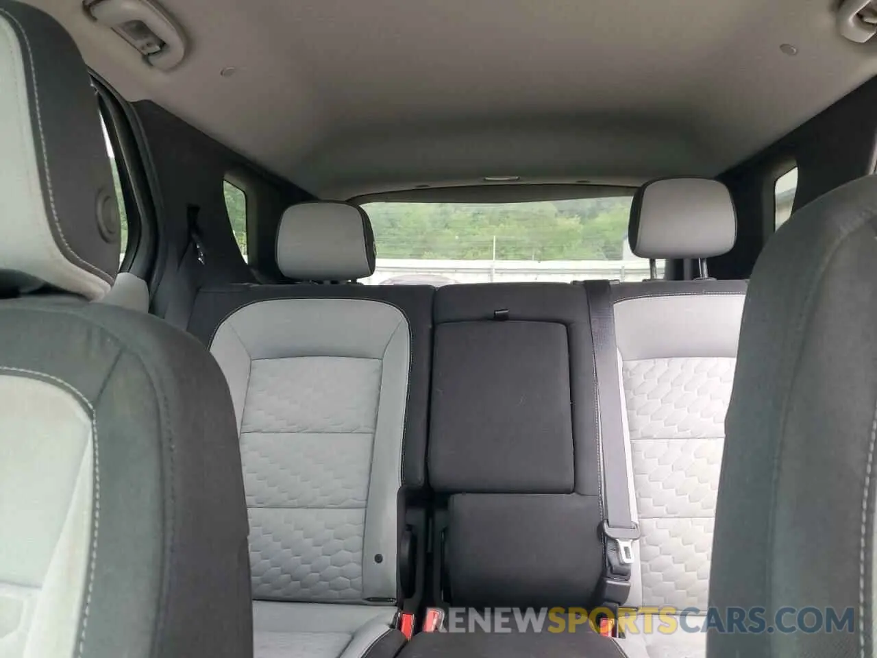 10 Photograph of a damaged car 2GNAXUEV9K6190992 CHEVROLET EQUINOX 2019
