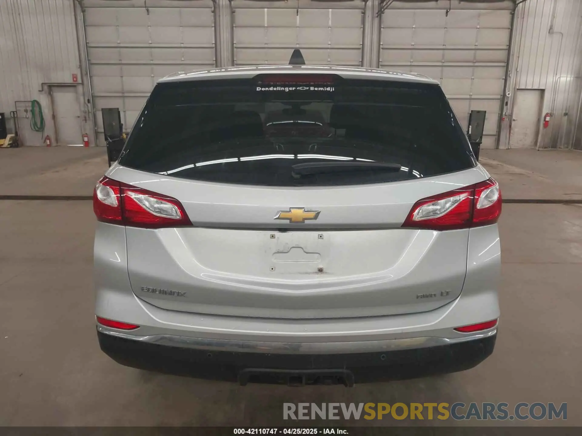 17 Photograph of a damaged car 2GNAXUEV9K6204180 CHEVROLET EQUINOX 2019