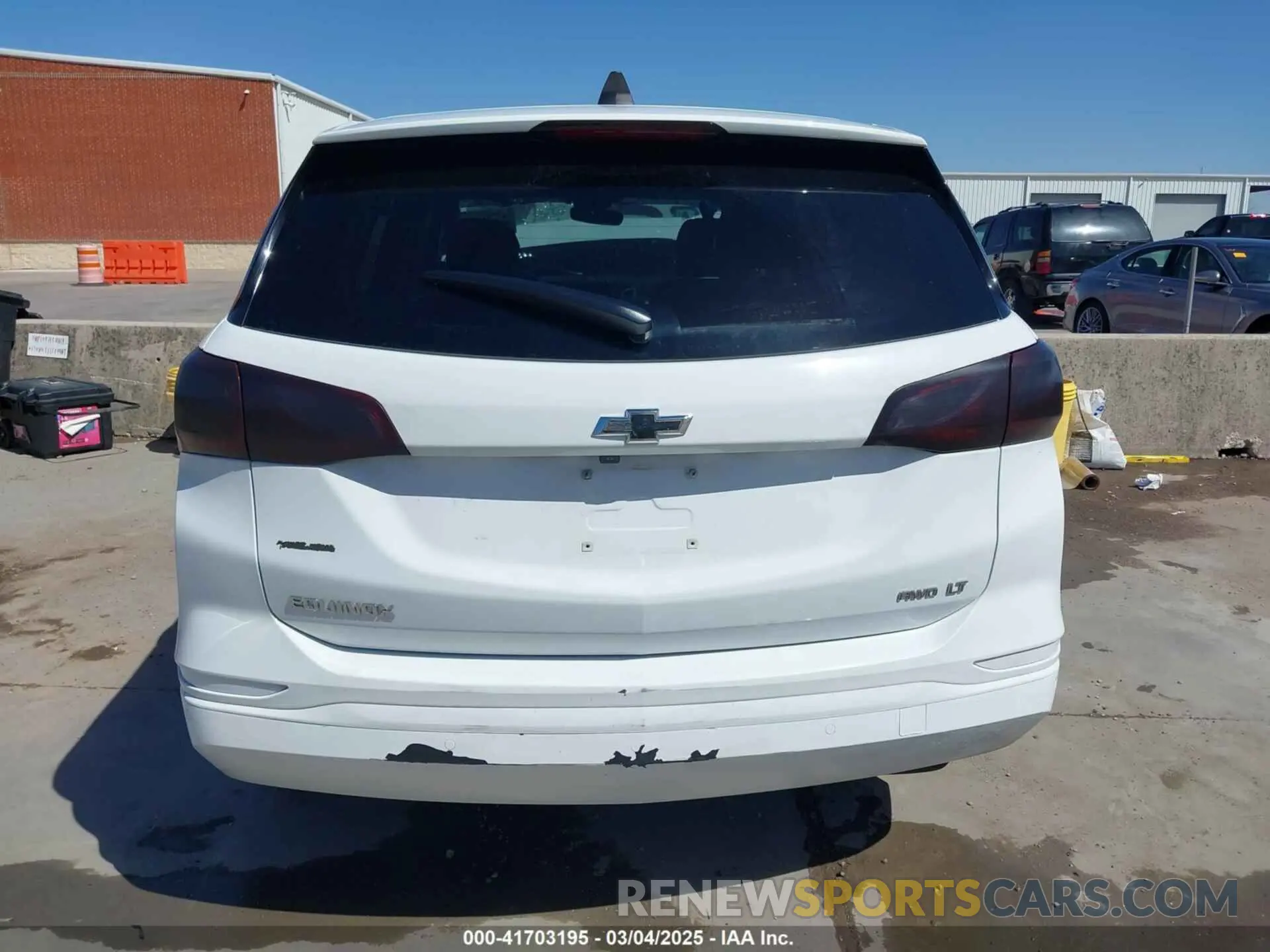 17 Photograph of a damaged car 2GNAXUEV9K6240368 CHEVROLET EQUINOX 2019