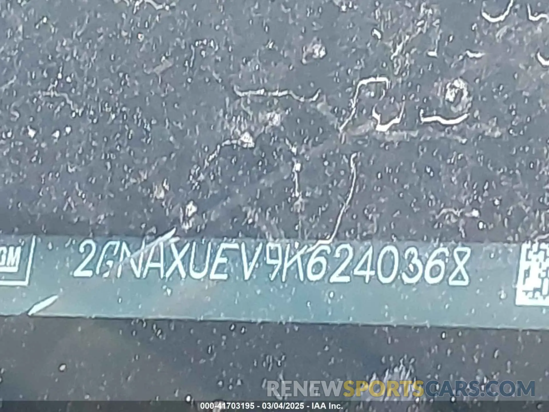 18 Photograph of a damaged car 2GNAXUEV9K6240368 CHEVROLET EQUINOX 2019