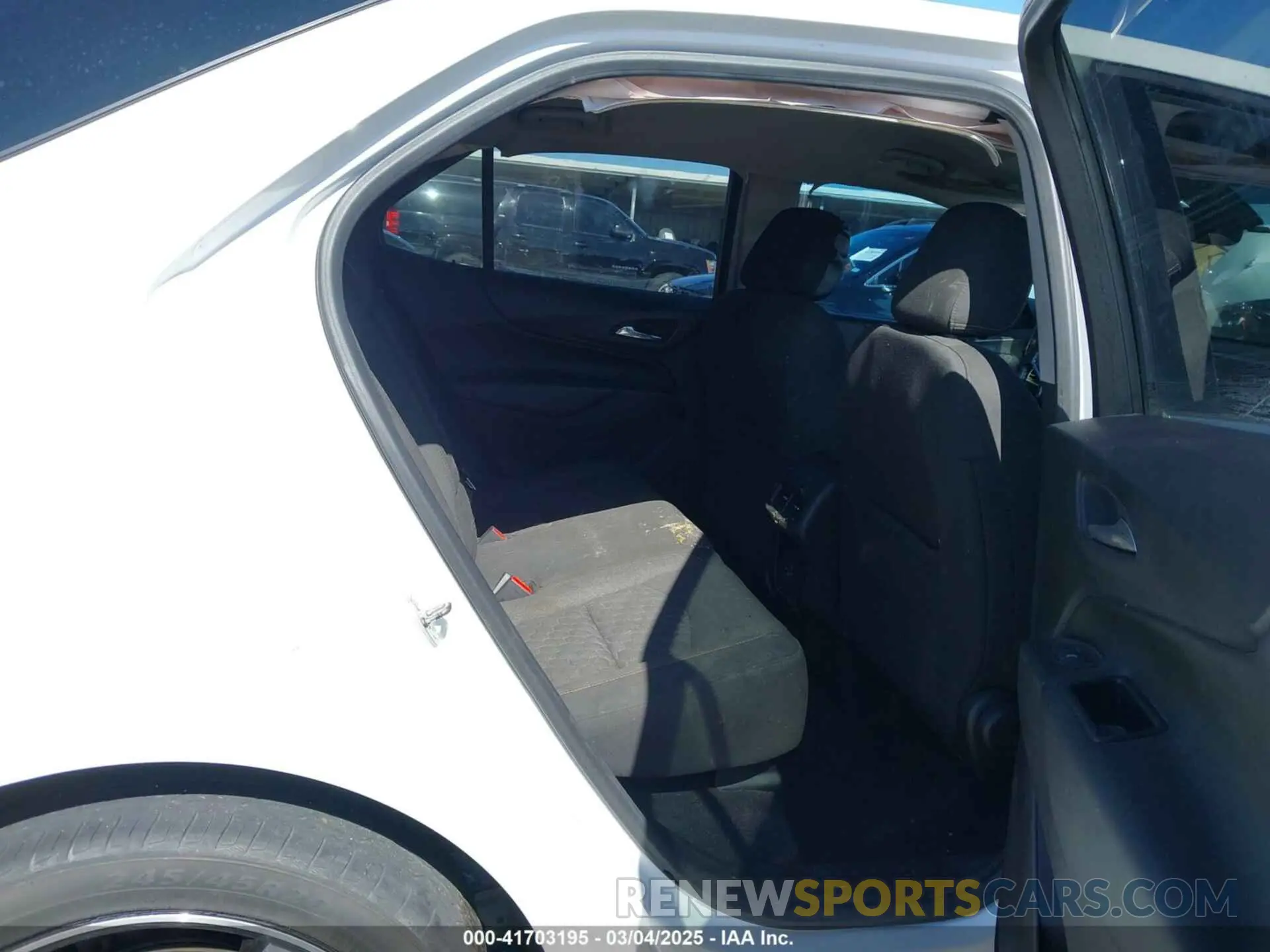 8 Photograph of a damaged car 2GNAXUEV9K6240368 CHEVROLET EQUINOX 2019
