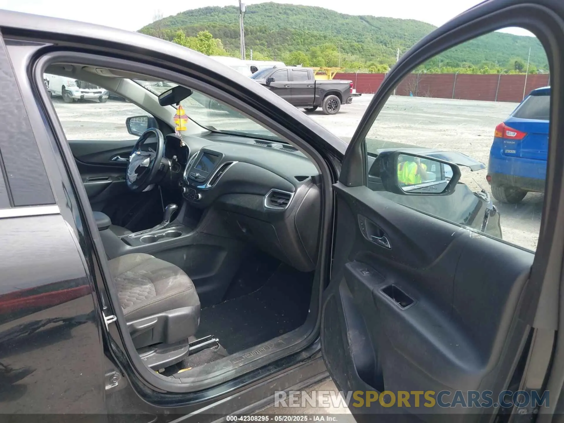 5 Photograph of a damaged car 2GNAXUEVXK6279146 CHEVROLET EQUINOX 2019