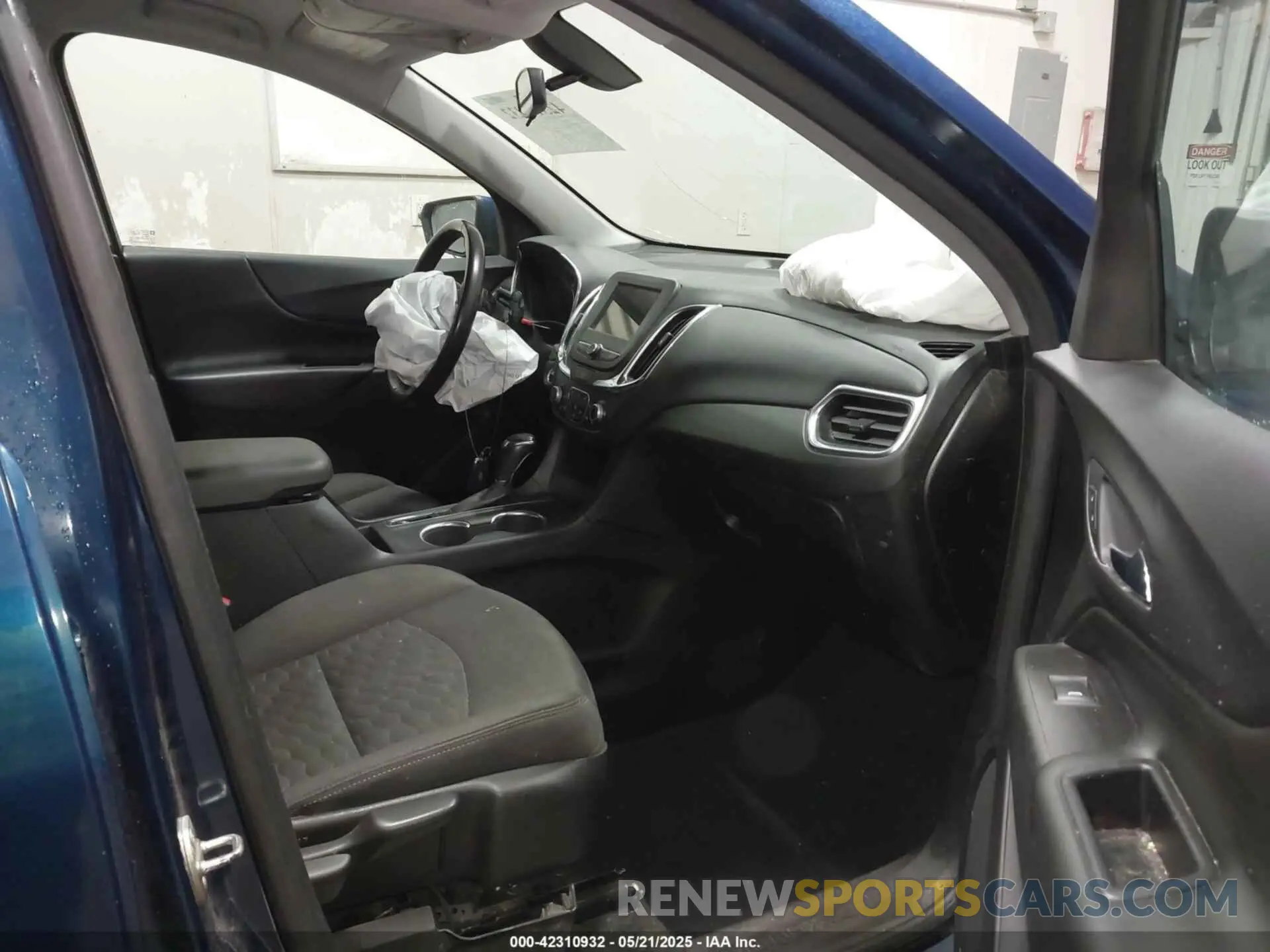 5 Photograph of a damaged car 2GNAXVEX0K6127576 CHEVROLET EQUINOX 2019
