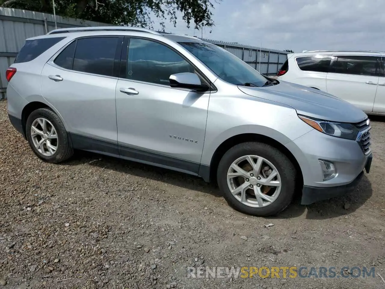 4 Photograph of a damaged car 2GNAXVEX4K6296466 CHEVROLET EQUINOX 2019