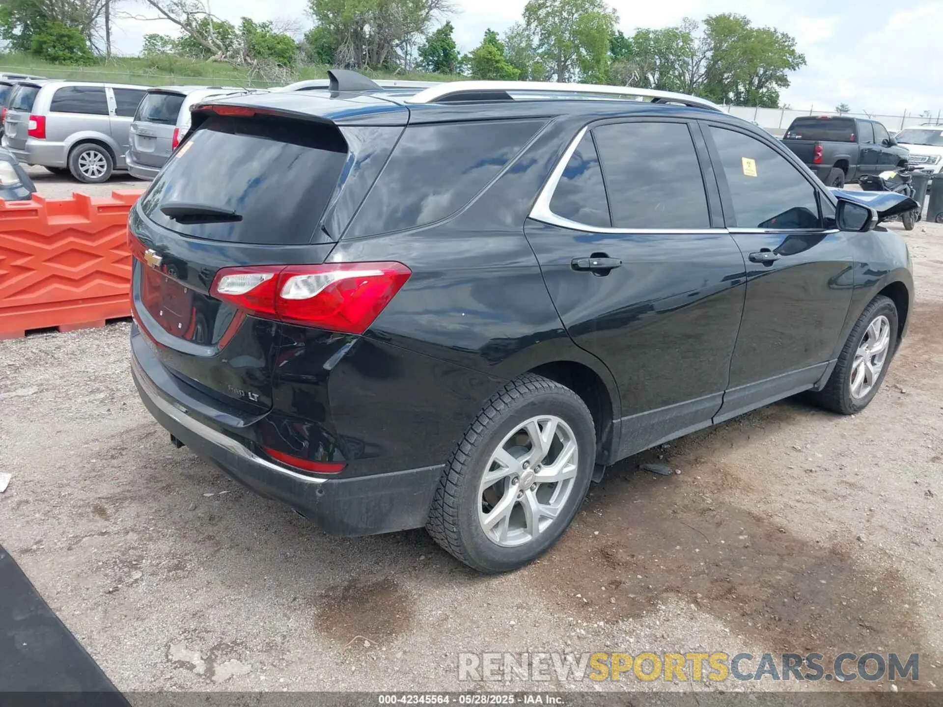 4 Photograph of a damaged car 2GNAXVEX6K6214219 CHEVROLET EQUINOX 2019