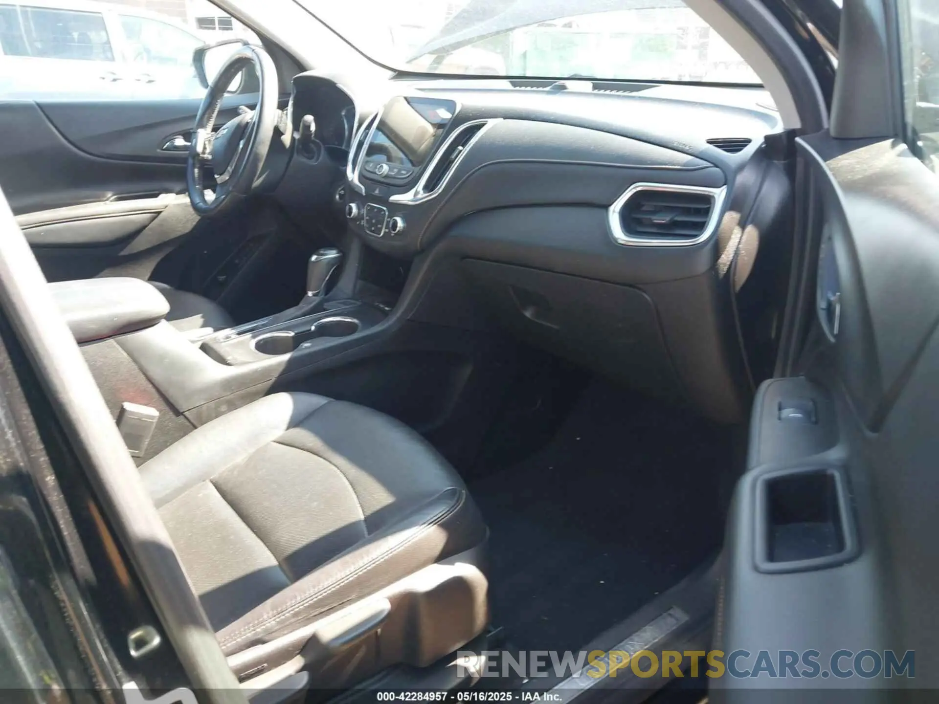 5 Photograph of a damaged car 2GNAXXEV0K6172690 CHEVROLET EQUINOX 2019