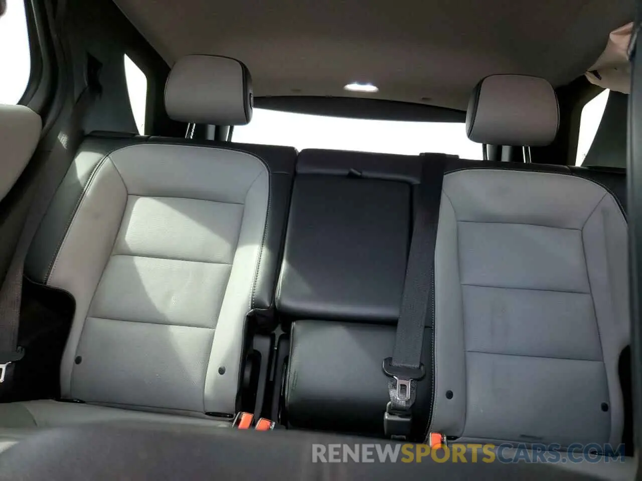 10 Photograph of a damaged car 2GNAXXEV0K6196729 CHEVROLET EQUINOX 2019